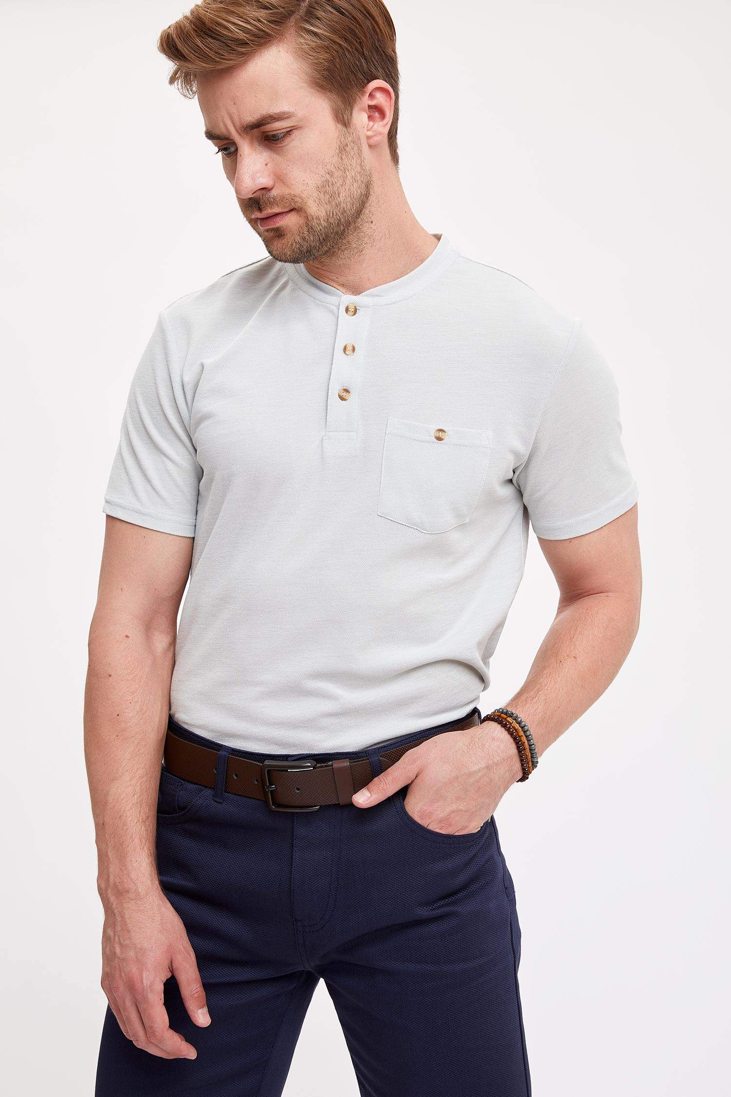 Defacto Düğmeli Kısa Kollu T-shirt. 1 Defacto Düğmeli Kısa Kollu T-shirt. 1