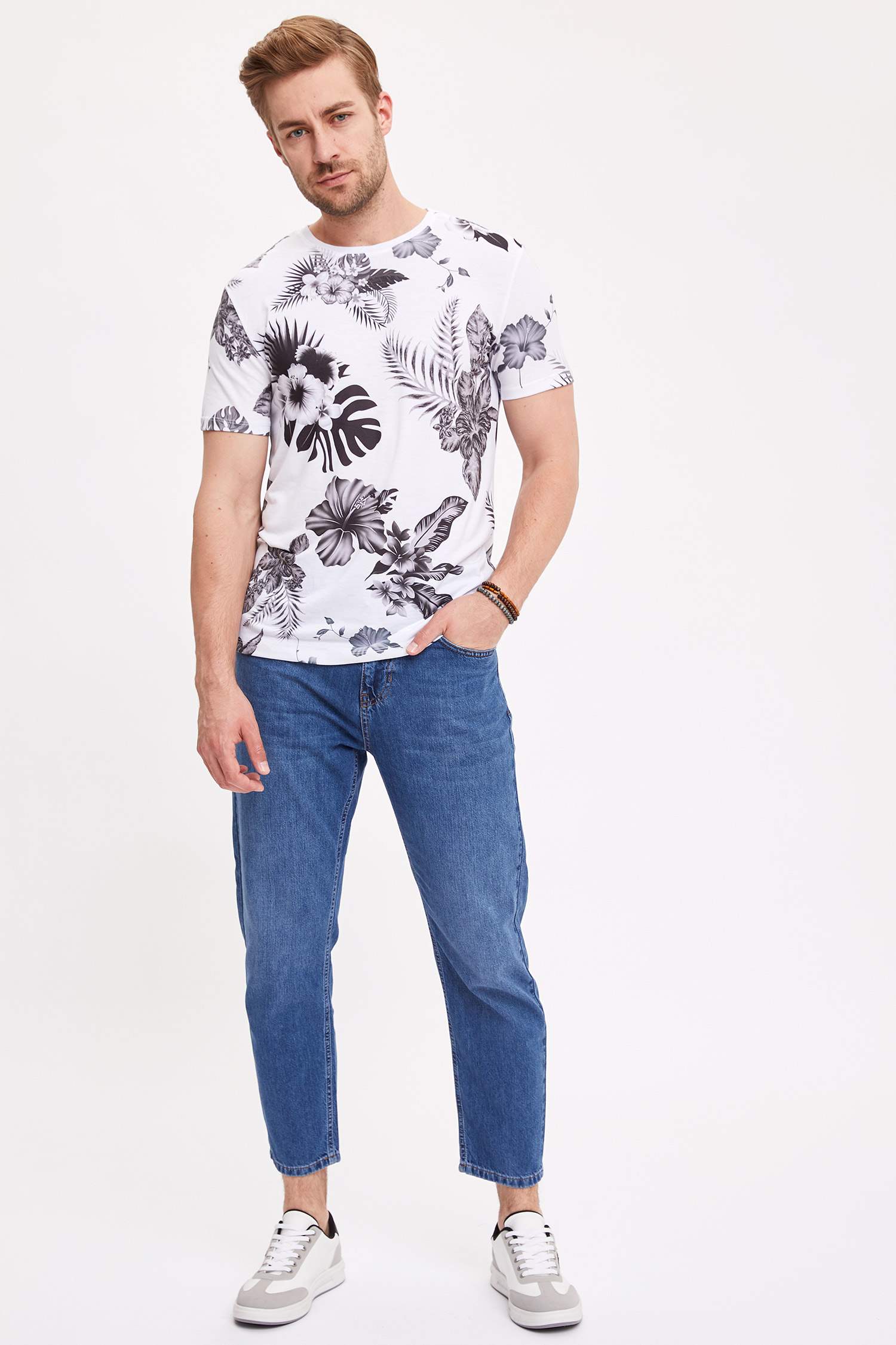 Defacto Baskılı Slim Fit T-shirt. 2 Defacto Baskılı Slim Fit T-shirt. 2