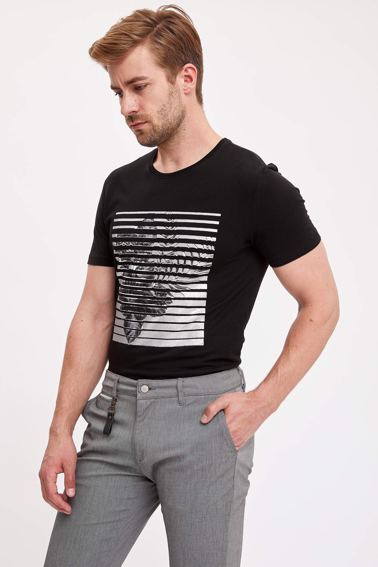 Defacto Baskılı Slim Fit T-shirt. 1 Defacto Baskılı Slim Fit T-shirt. 1
