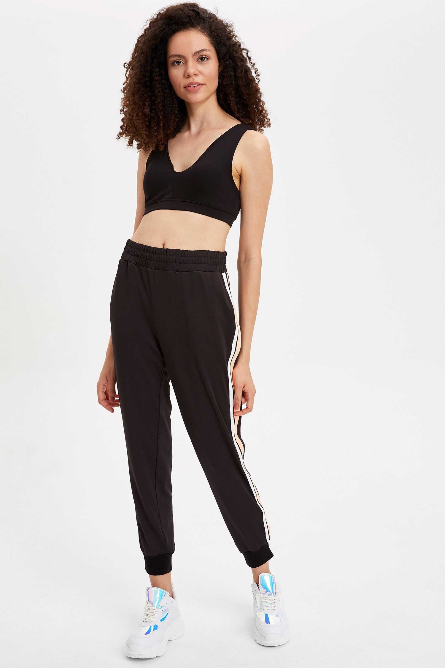 Defacto Şerit Detaylı Jogger Pantolon. 2 Defacto Şerit Detaylı Jogger Pantolon. 2