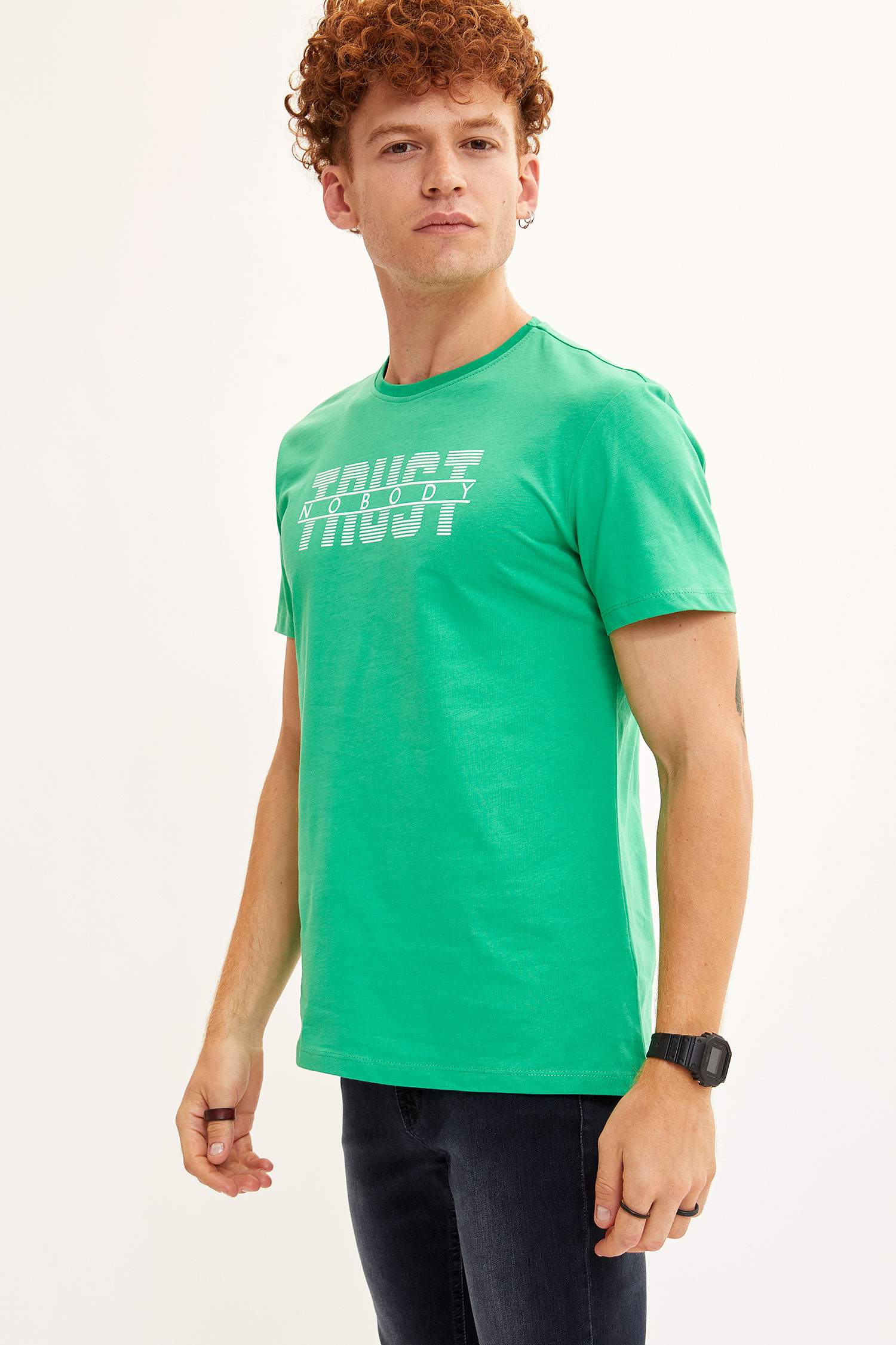 Defacto Baskılı Slim Fit T-shirt. 1 Defacto Baskılı Slim Fit T-shirt. 1