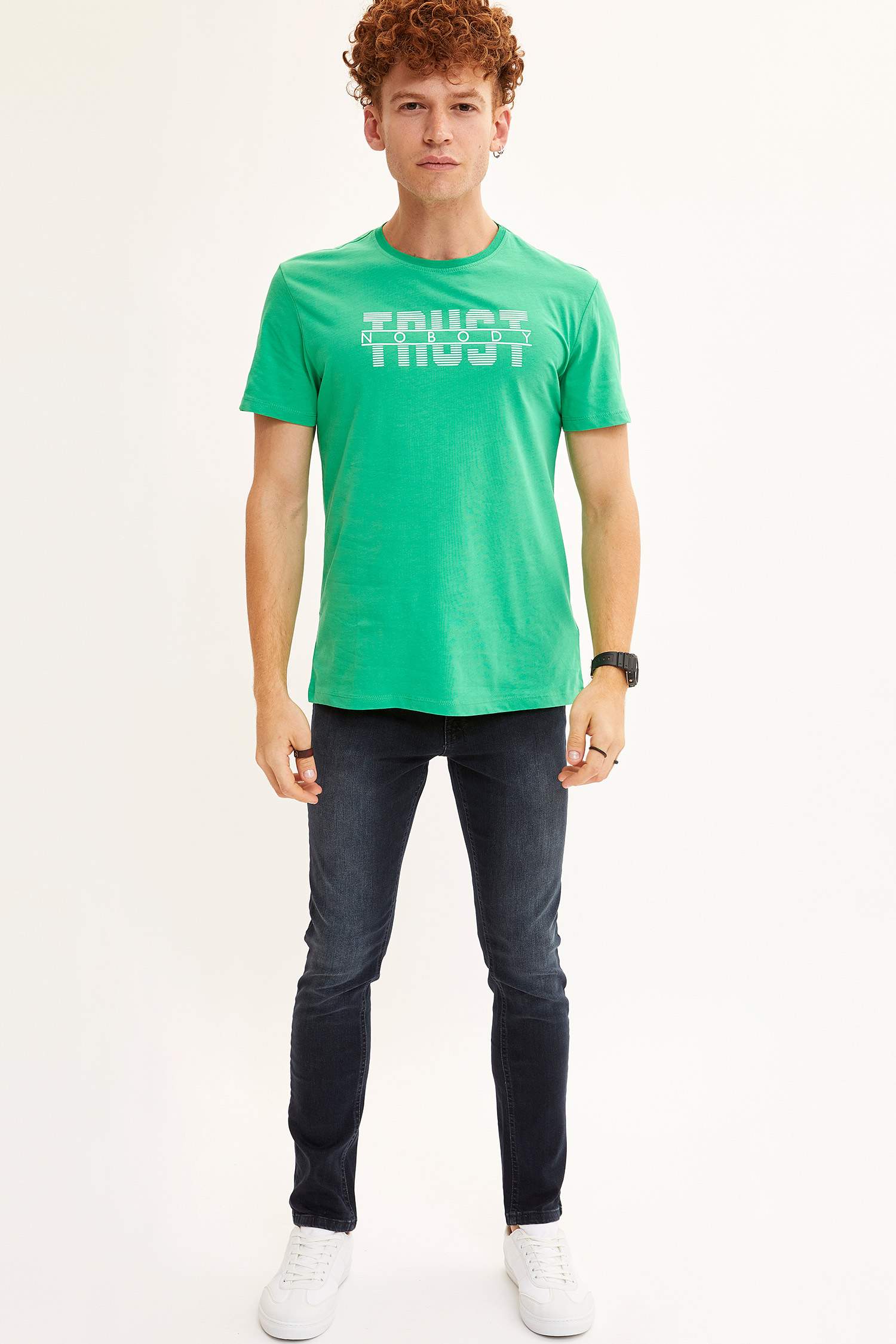 Defacto Baskılı Slim Fit T-shirt. 2 Defacto Baskılı Slim Fit T-shirt. 2