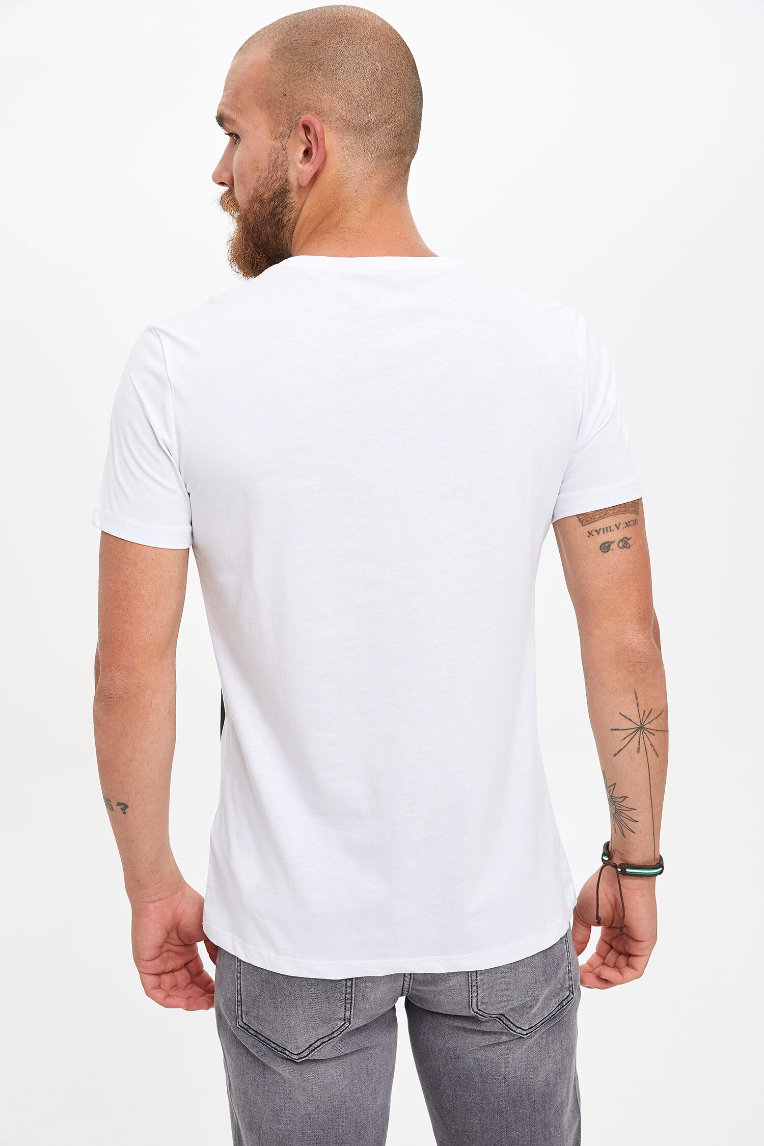 Defacto Baskılı Slim Fit T-shirt. 4 Defacto Baskılı Slim Fit T-shirt. 4