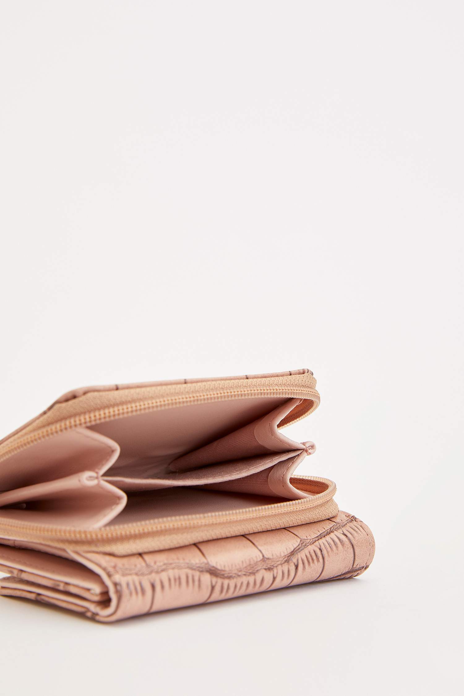 Defacto Parlak Küçük Boy Cüzdan. 2 Defacto Parlak Küçük Boy Cüzdan. 2