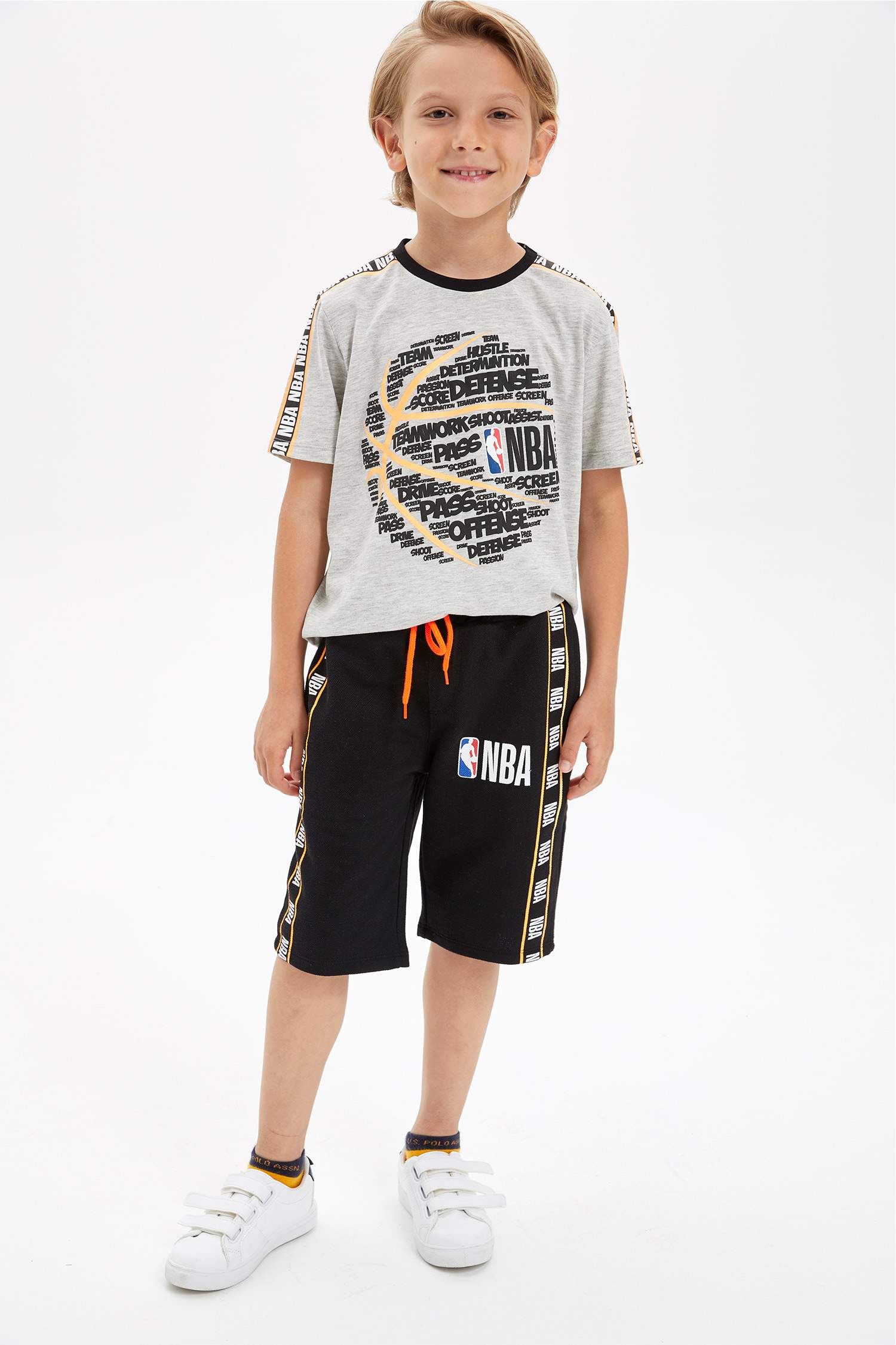 Defacto NBA Lisanslı Şeritli Bermuda. 2 Defacto NBA Lisanslı Şeritli Bermuda. 2