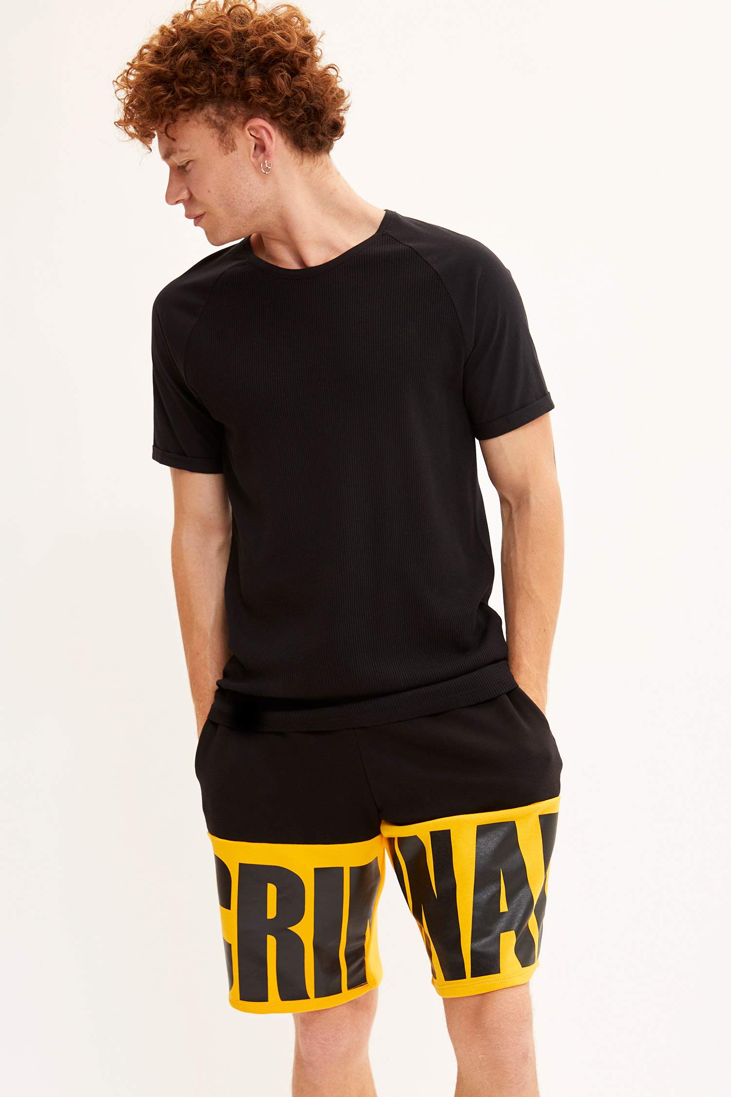 Defacto Renk Bloklu Slim Fit Şort. 2 Defacto Renk Bloklu Slim Fit Şort. 2