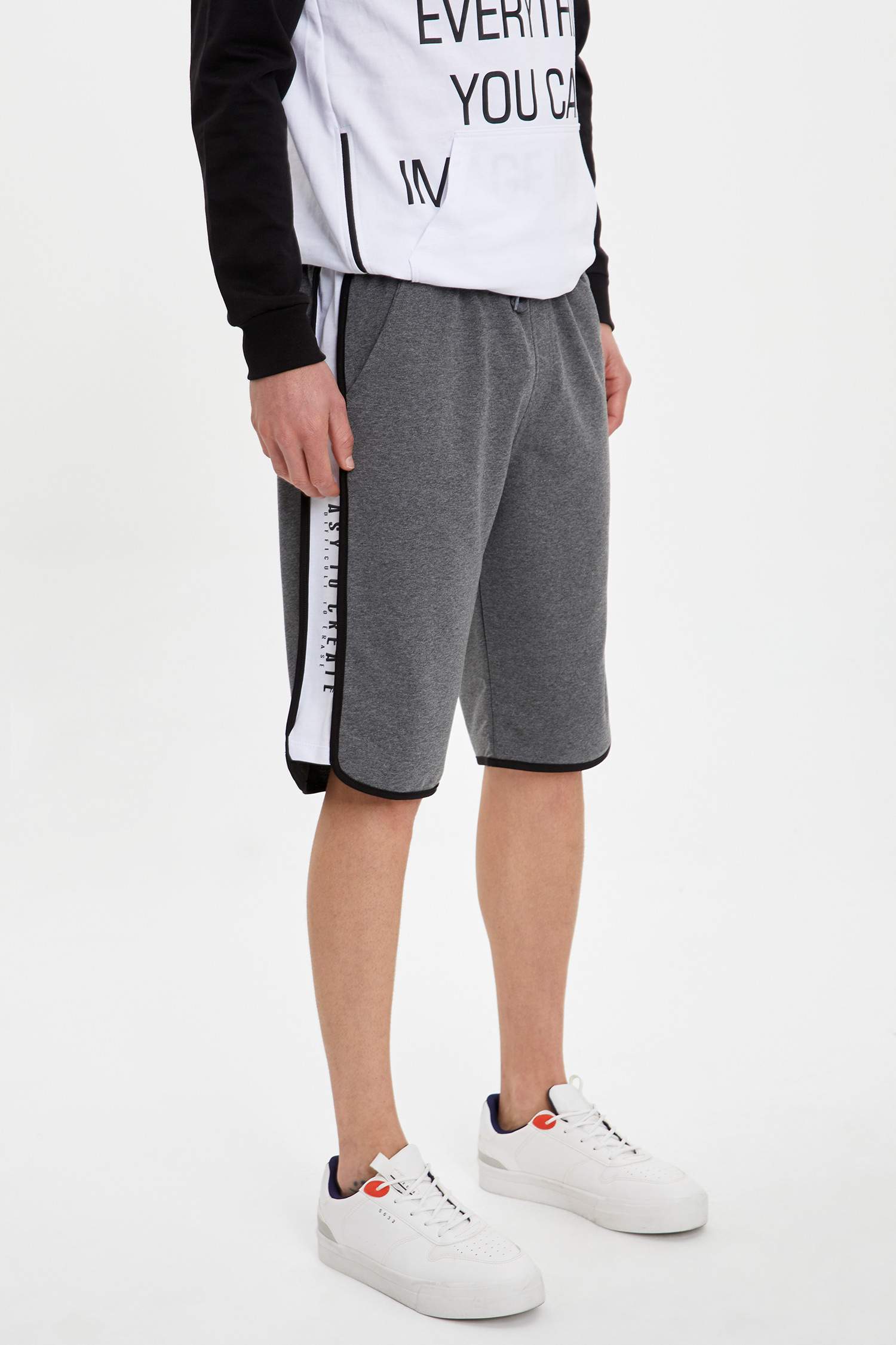 Regular Fit Yazı Detaylı Spor Şortu