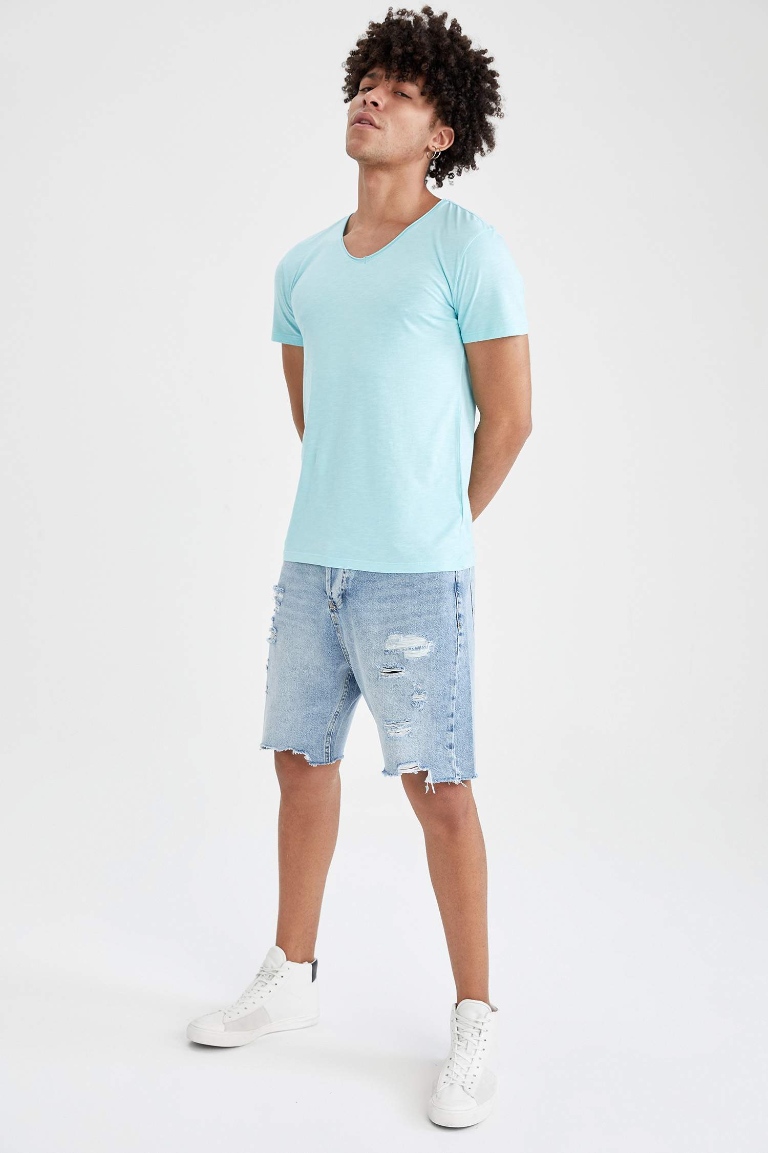 Slim Fit V Yaka Kısa Kollu Tişört
