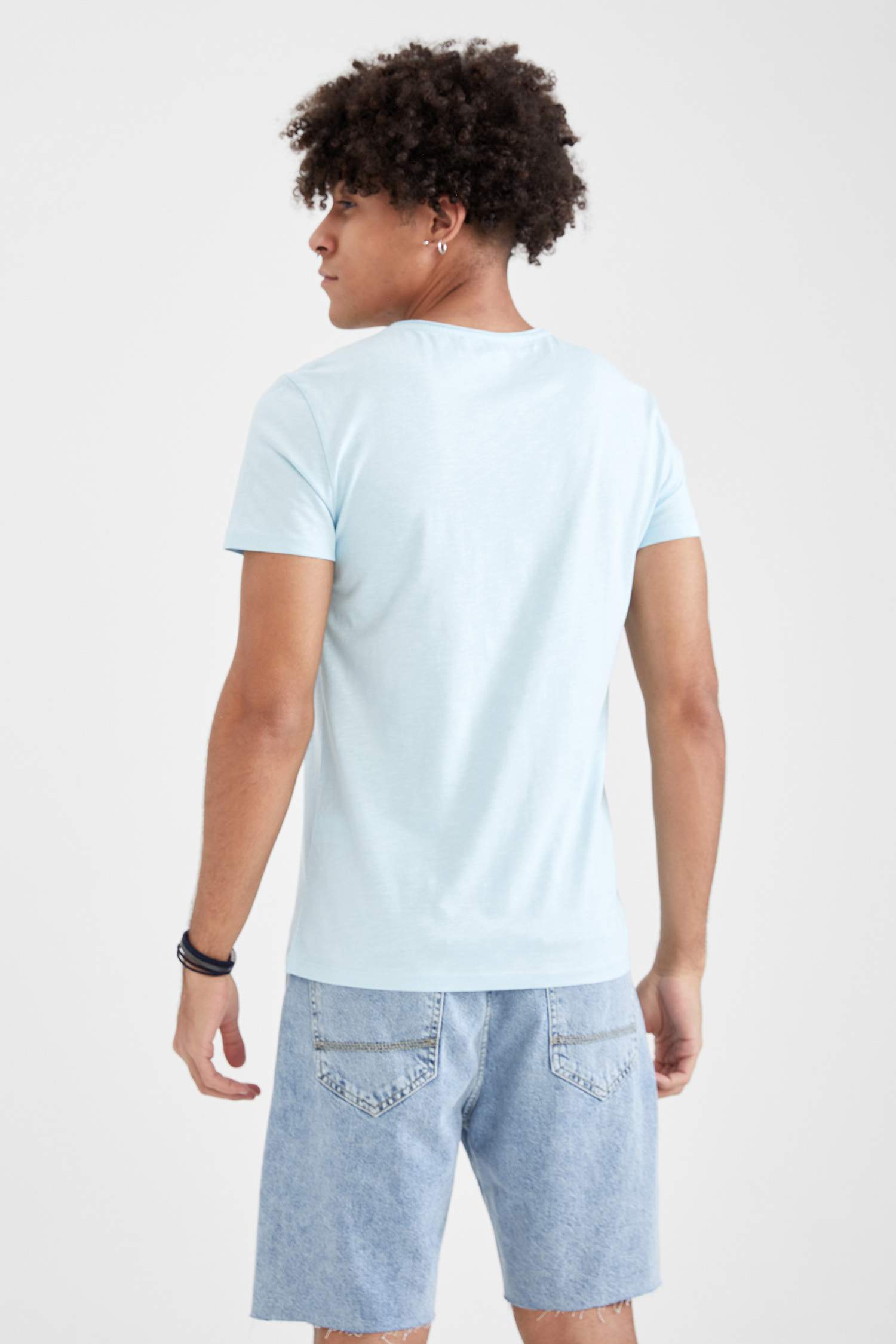 Slim Fit V Yaka Basic Kısa Kollu Tişört