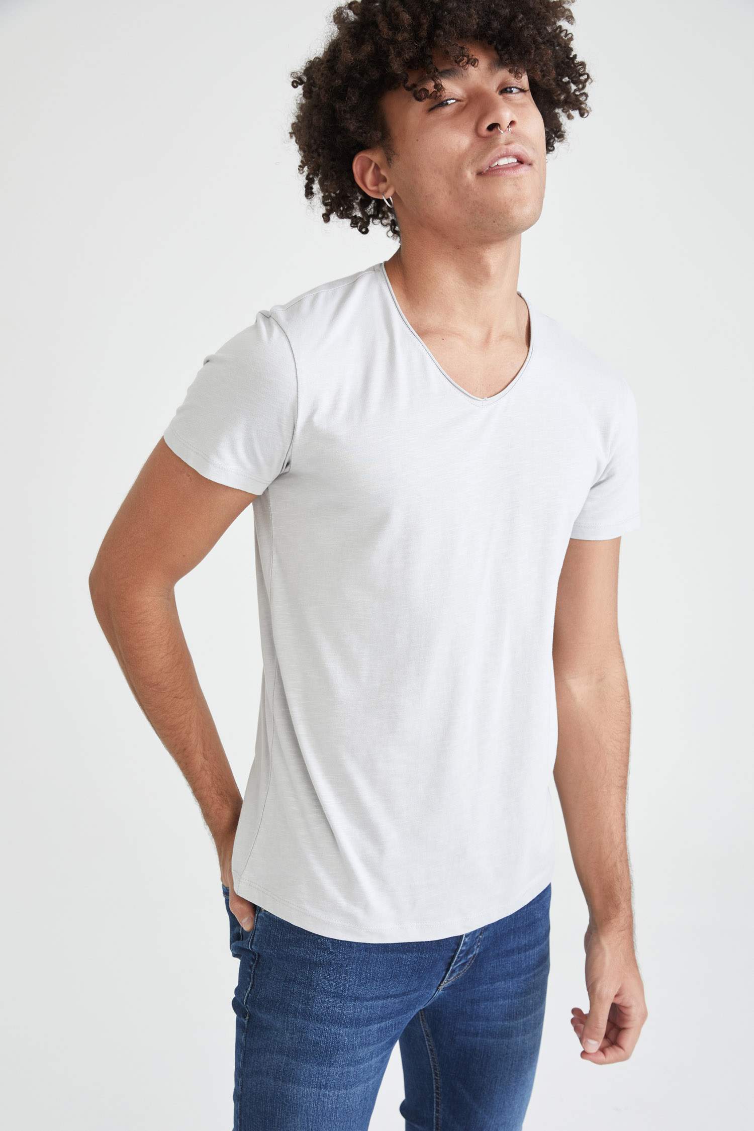 Slim Fit V Yaka Basic Kısa Kollu Beyaz Tişört