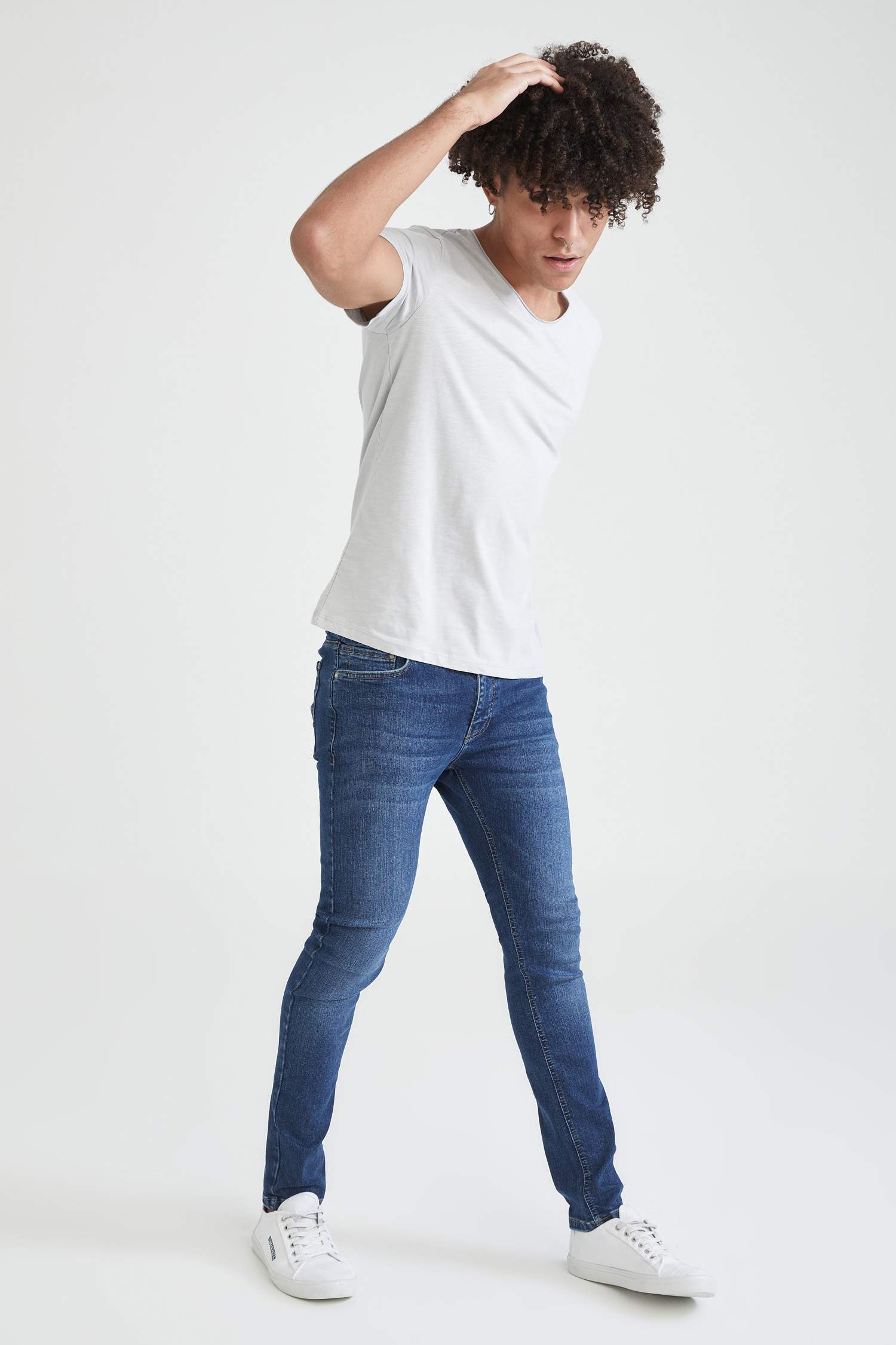 Slim Fit V Yaka Basic Kısa Kollu Beyaz Tişört