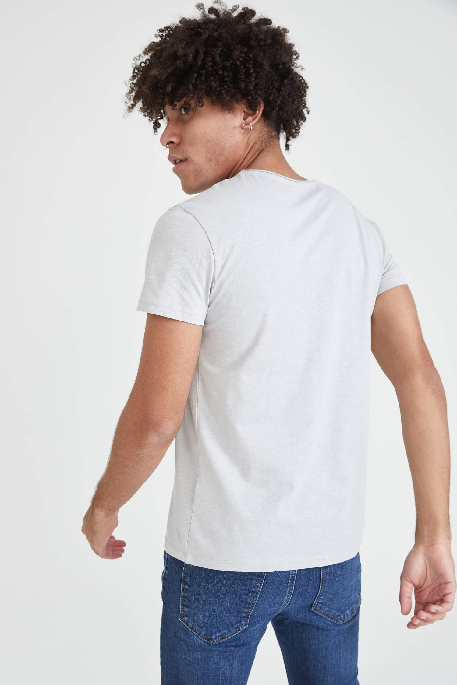 Slim Fit V Yaka Basic Kısa Kollu Beyaz Tişört