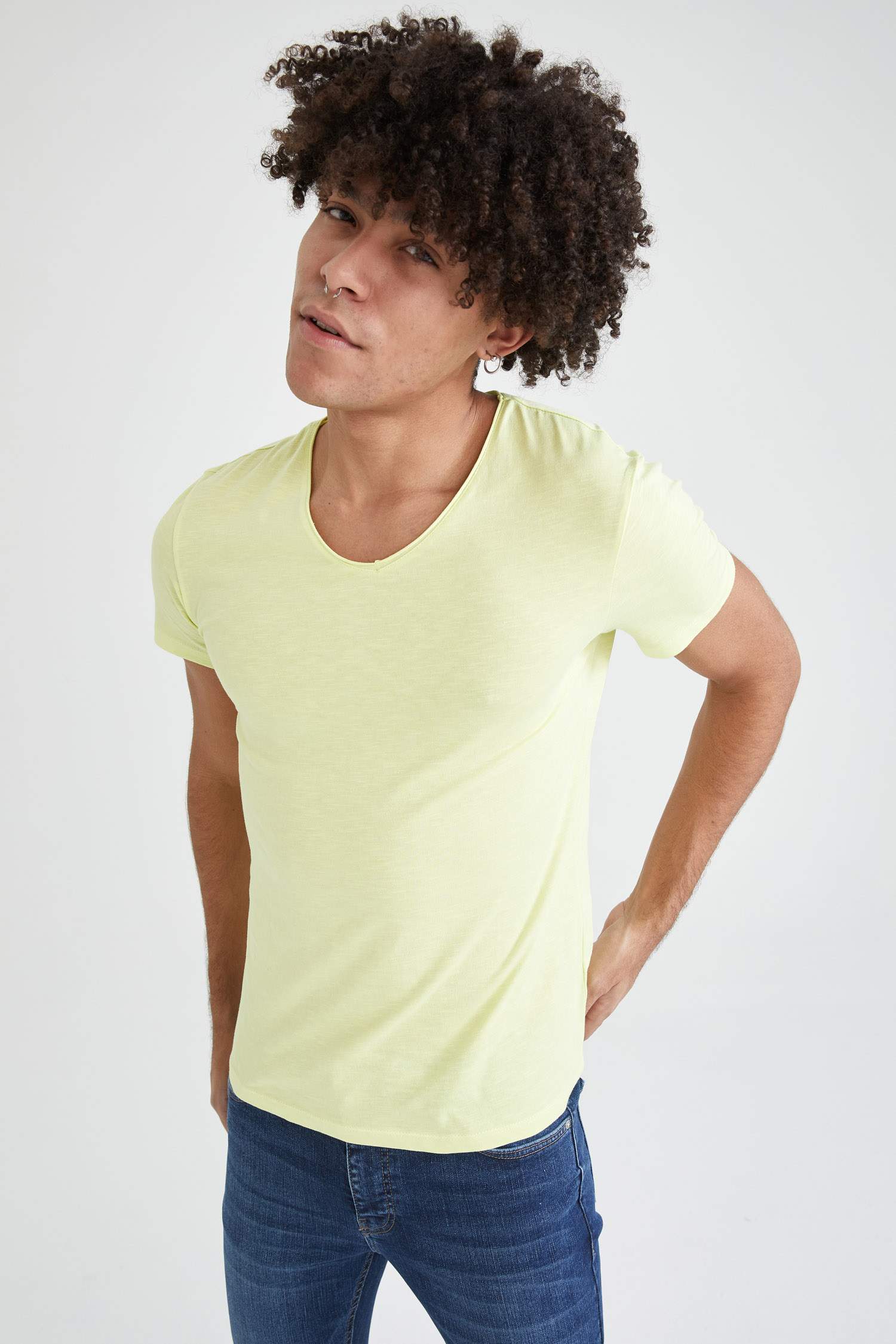 Slim Fit V Yaka Basic Kısa Kollu Tişört