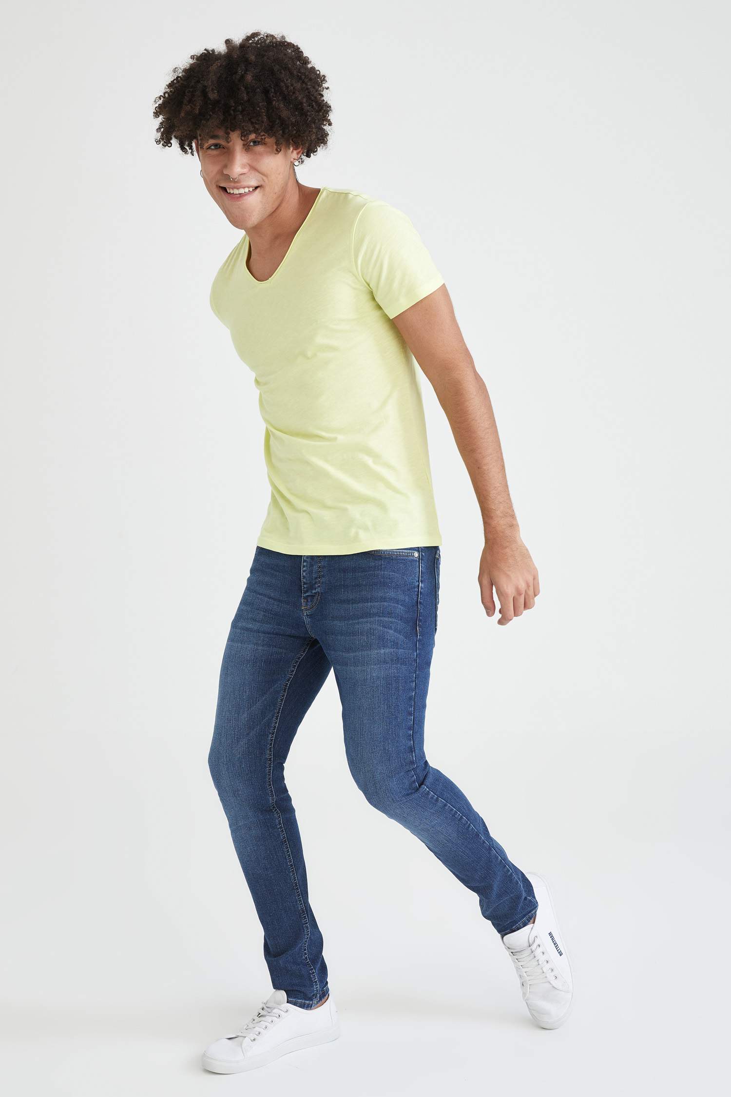 Slim Fit V Yaka Basic Kısa Kollu Tişört
