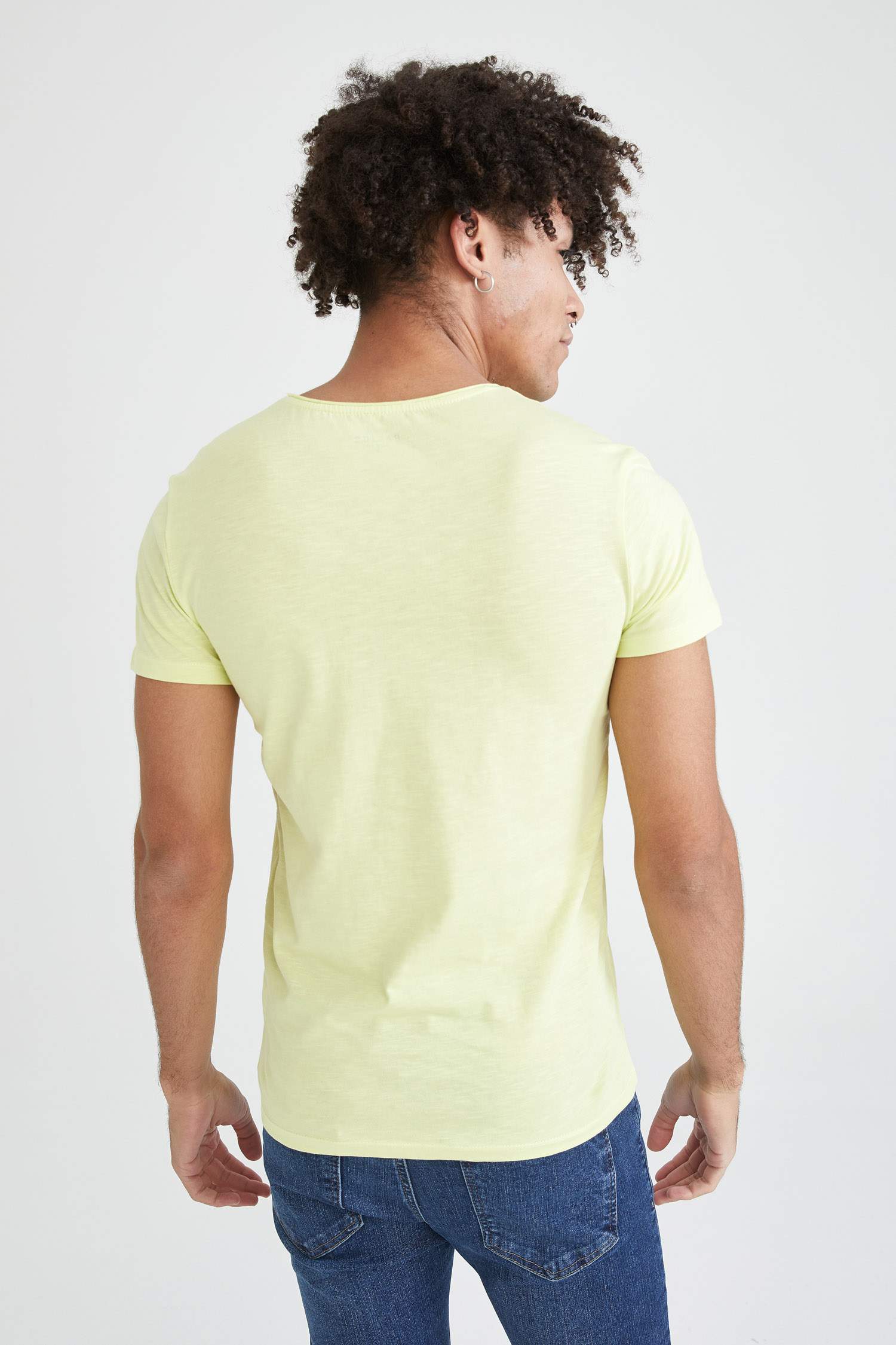 Slim Fit V Yaka Basic Kısa Kollu Tişört