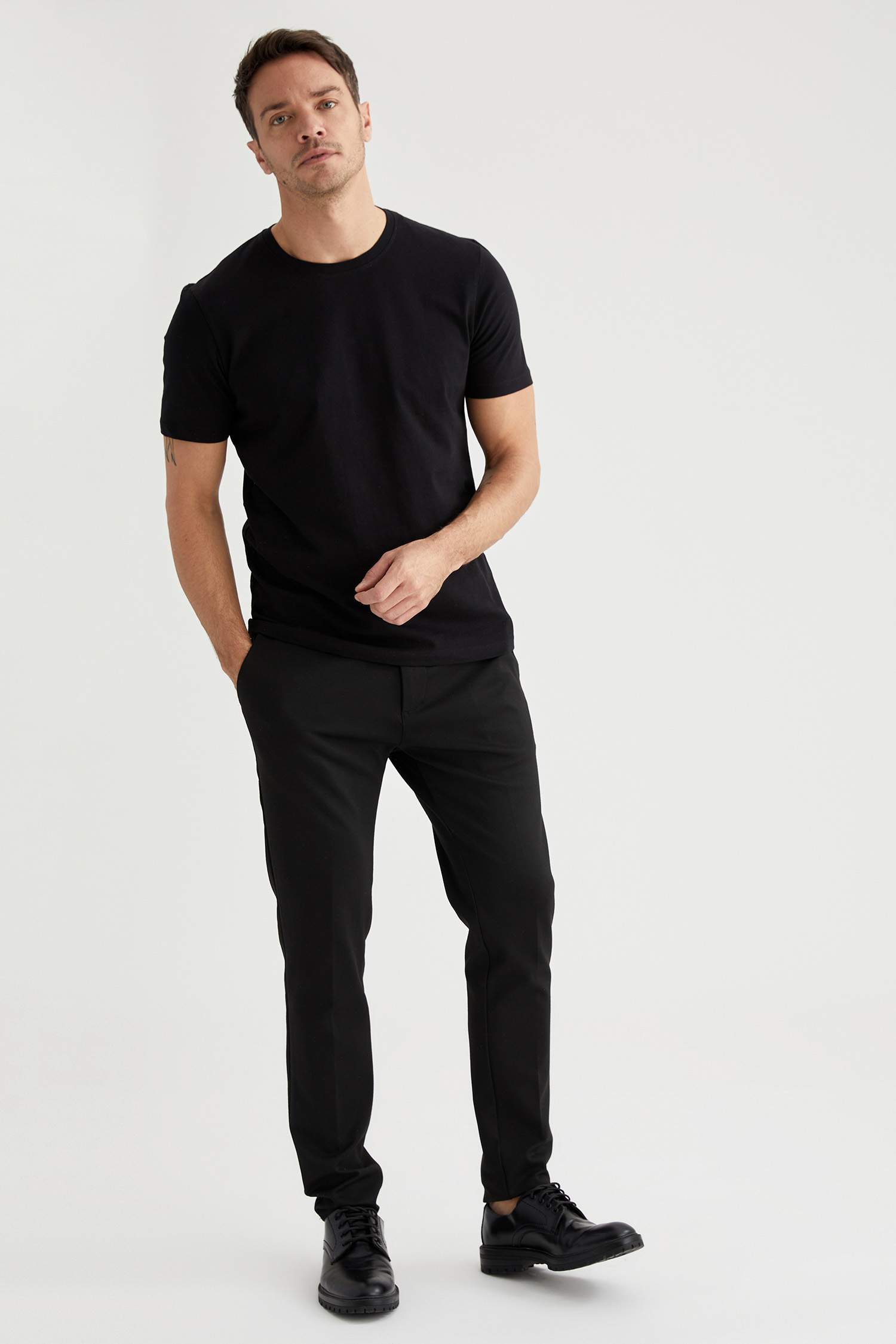 Regular Fit Bisiklet Yaka Basic Kısa Kollu Siyah Tişört