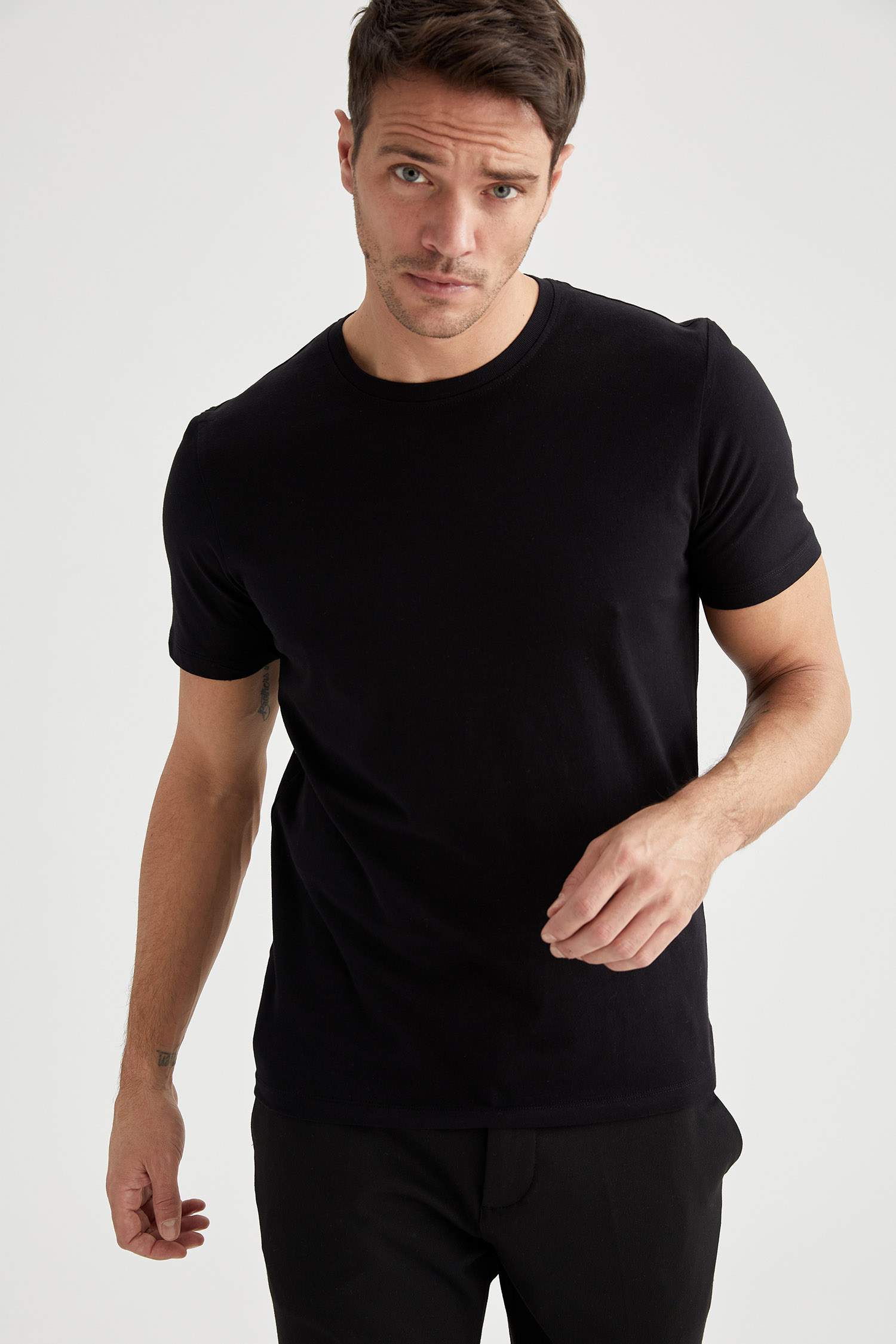 Regular Fit Bisiklet Yaka Basic Kısa Kollu Siyah Tişört