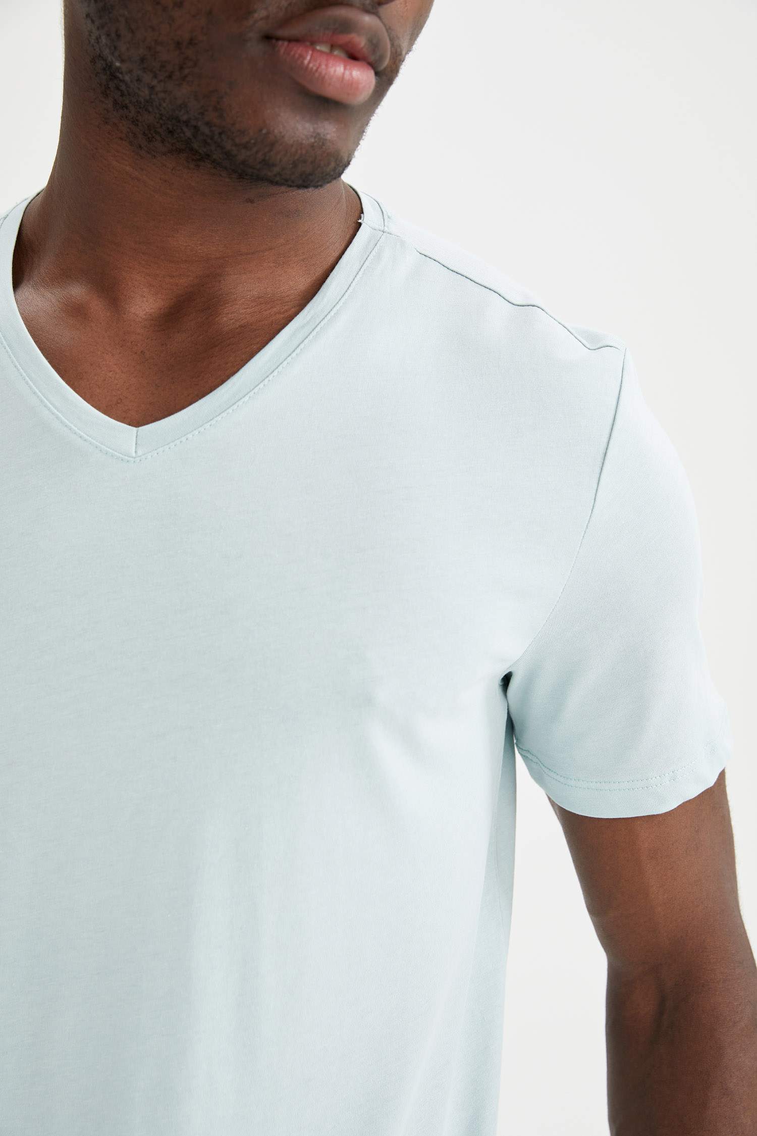 Slim Fit V Yaka Basic Beyaz Tişört