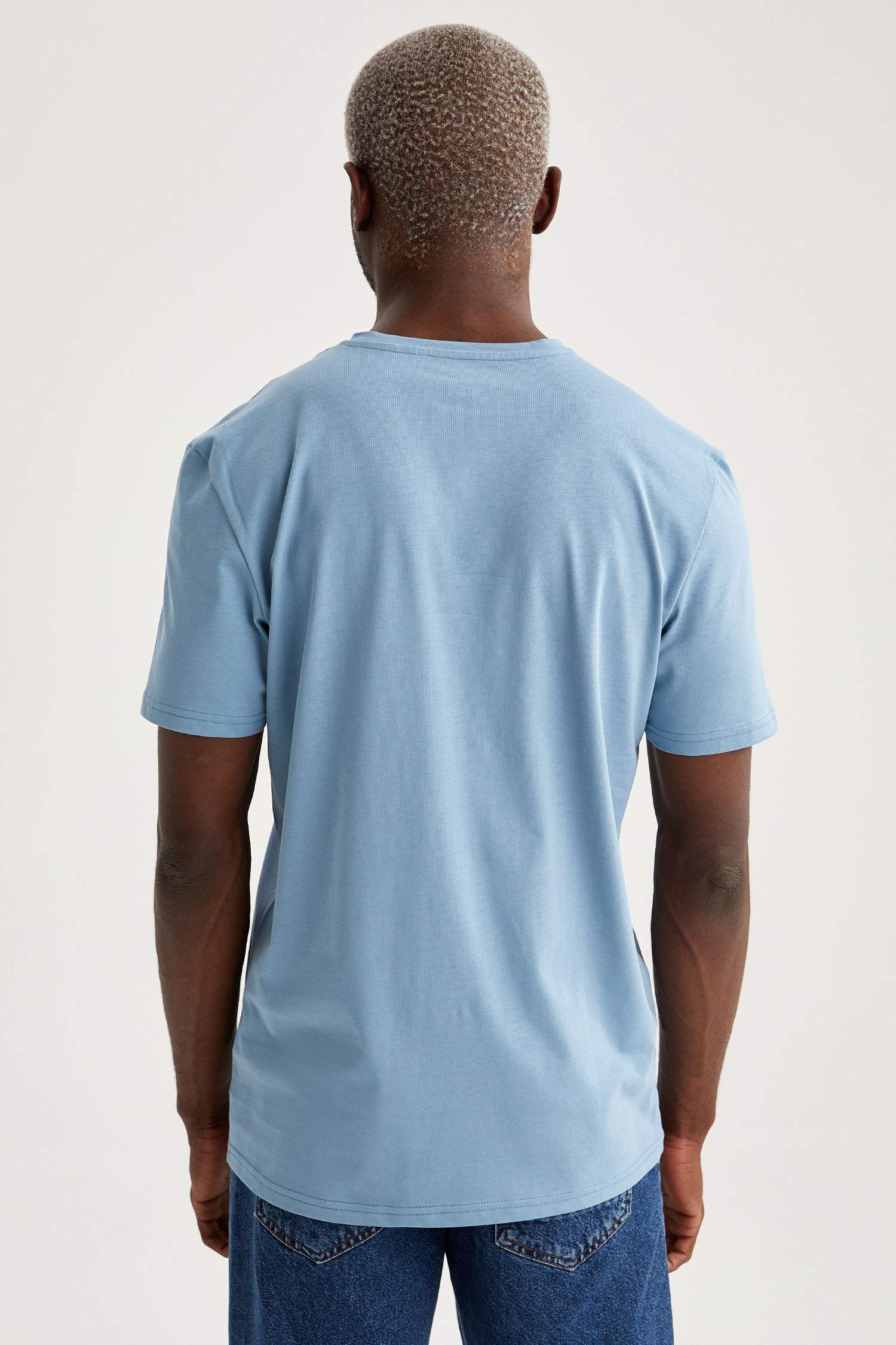 Basic Slim Fit V Yaka Pamuklu Tişört