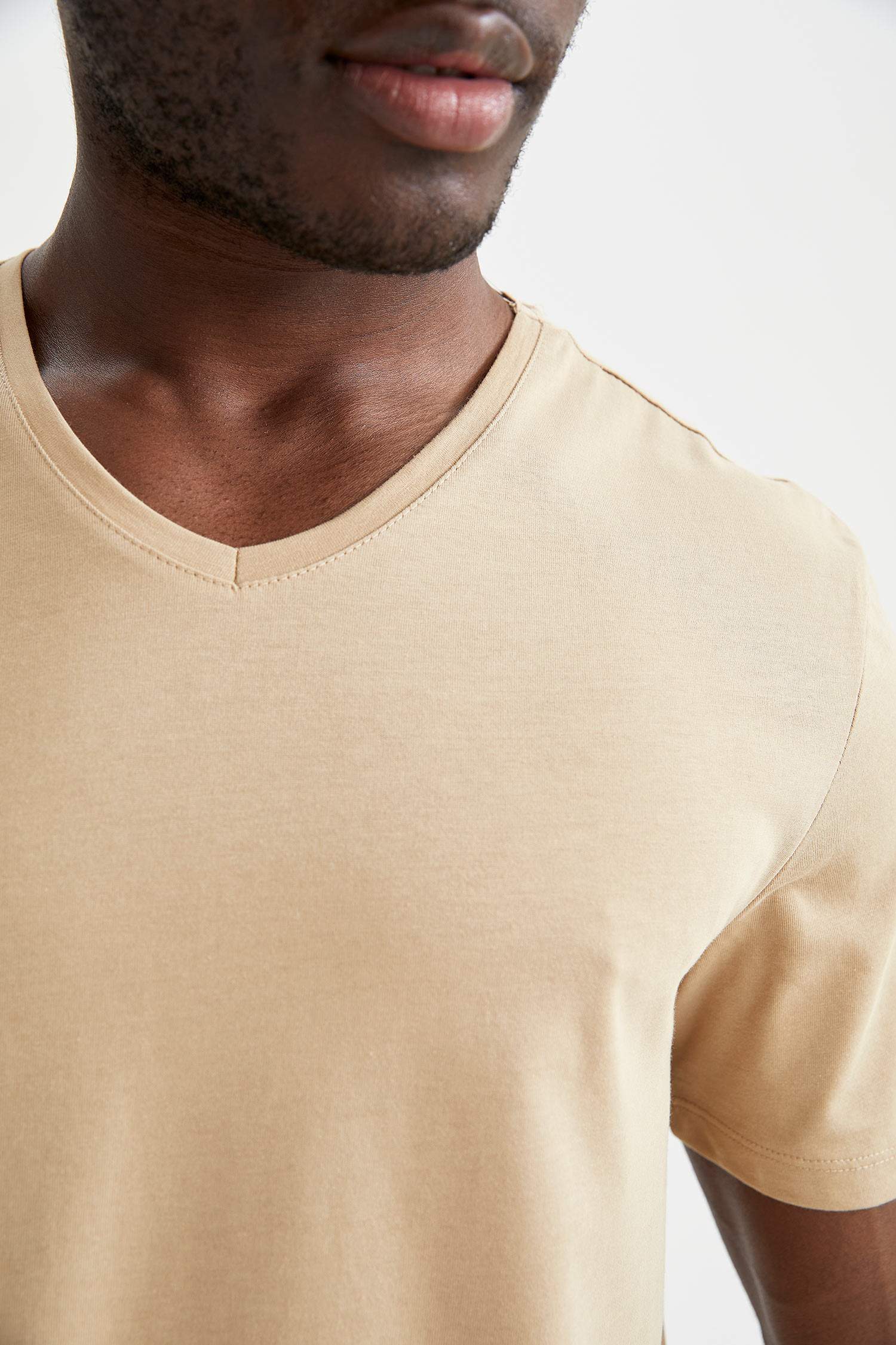Slim Fit V Yaka Basic Tişört