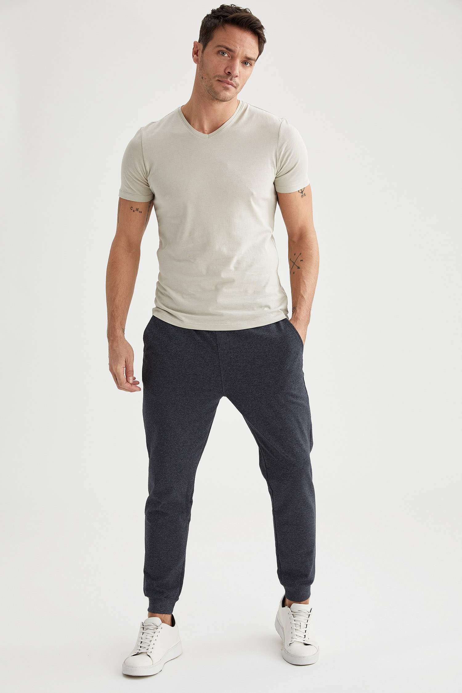 Slim Fit V Yaka Basic Tişört