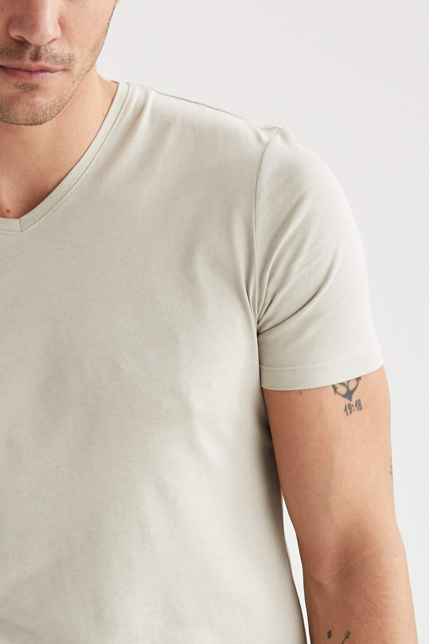 Slim Fit V Yaka Basic Tişört