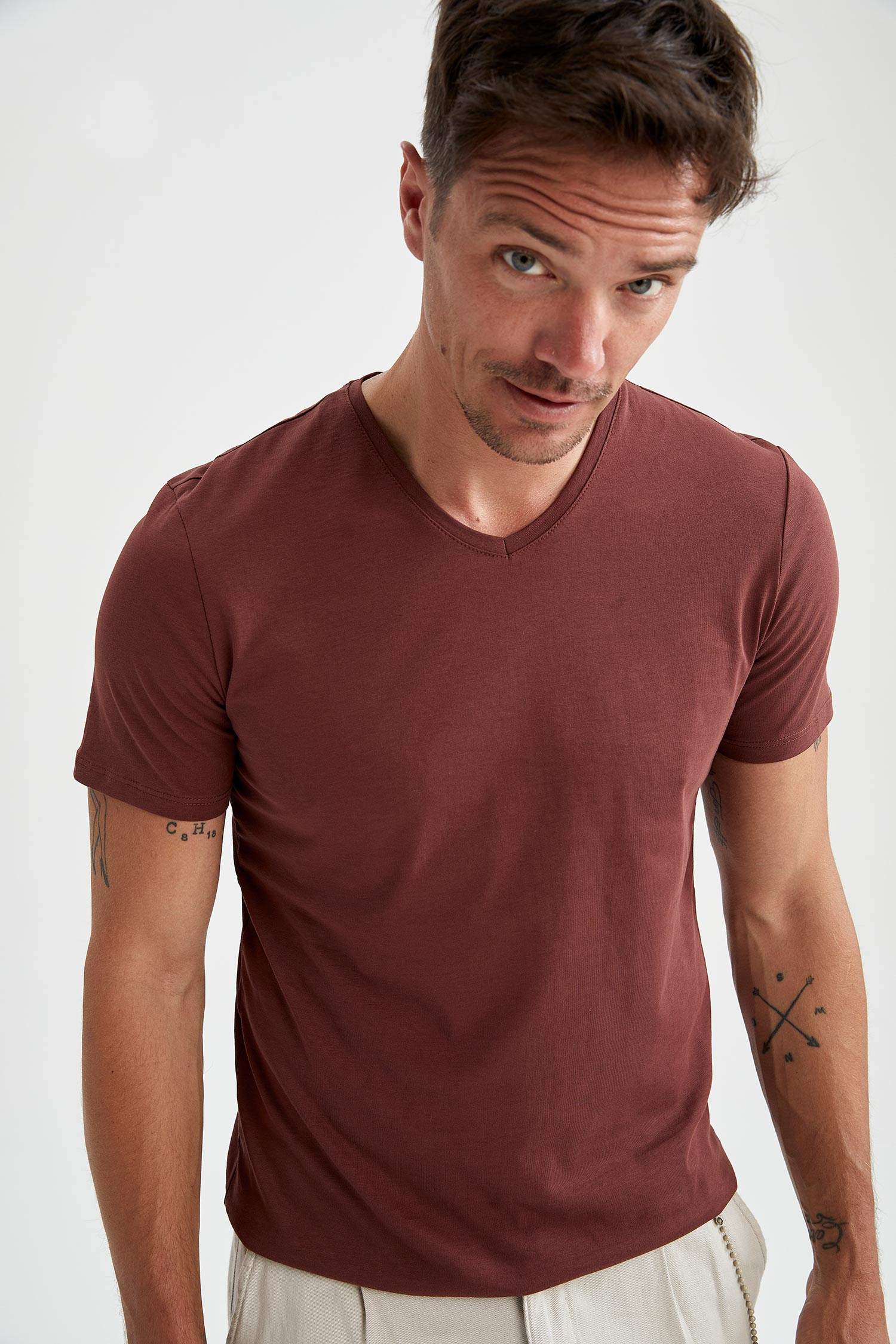 Slim Fit V Yaka Basic Tişört