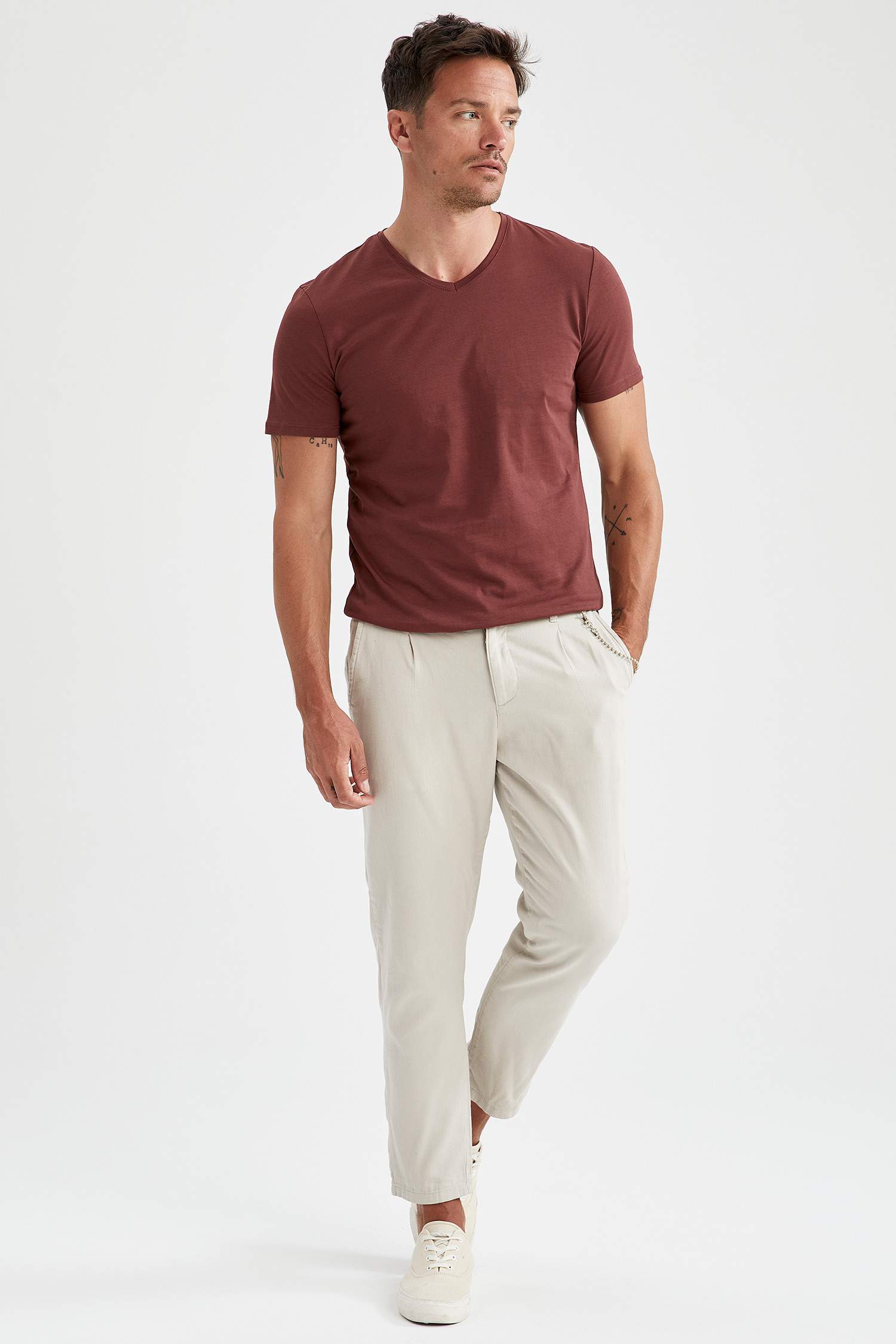 Slim Fit V Yaka Basic Tişört