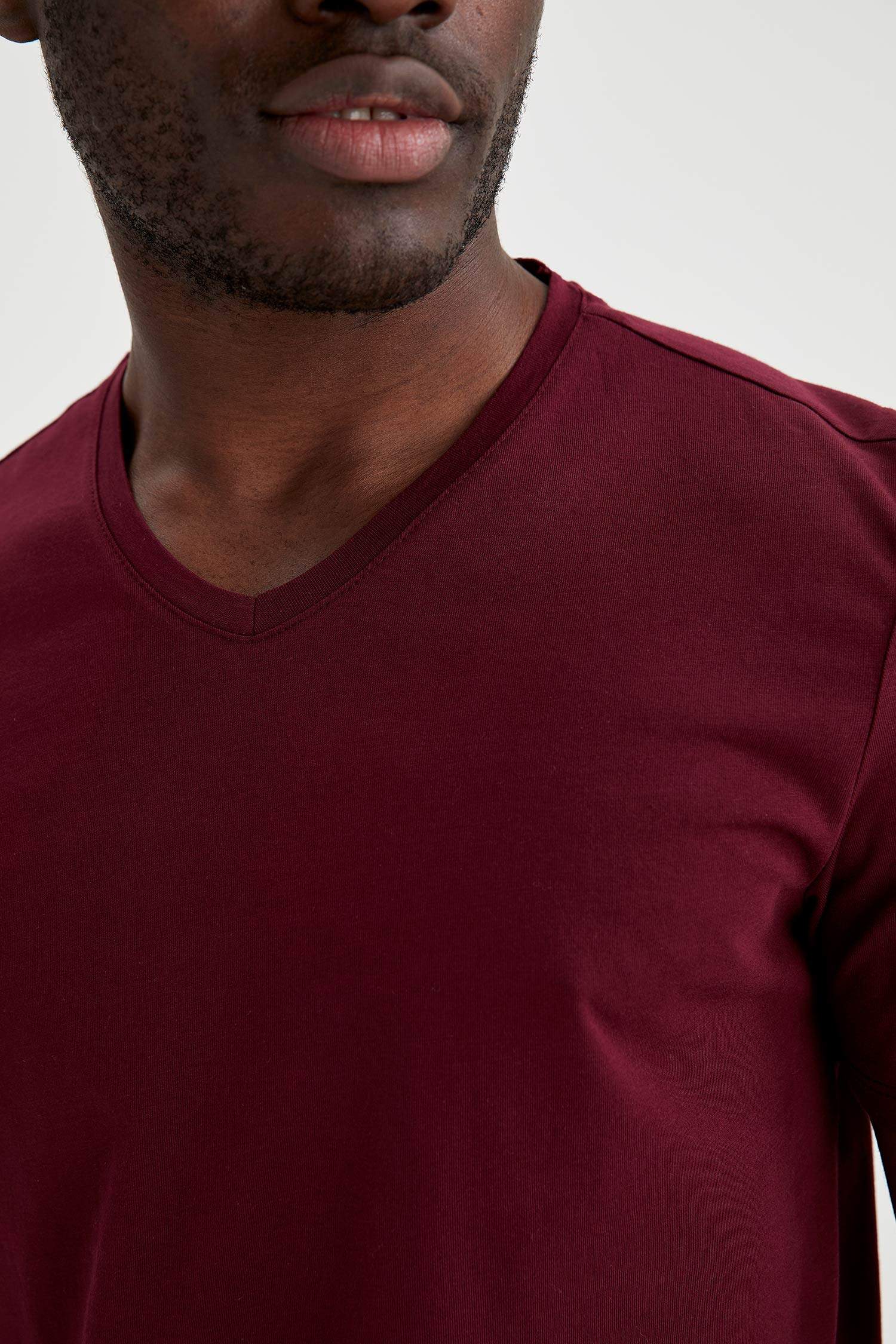 Slim Fit V Yaka Basic Tişört