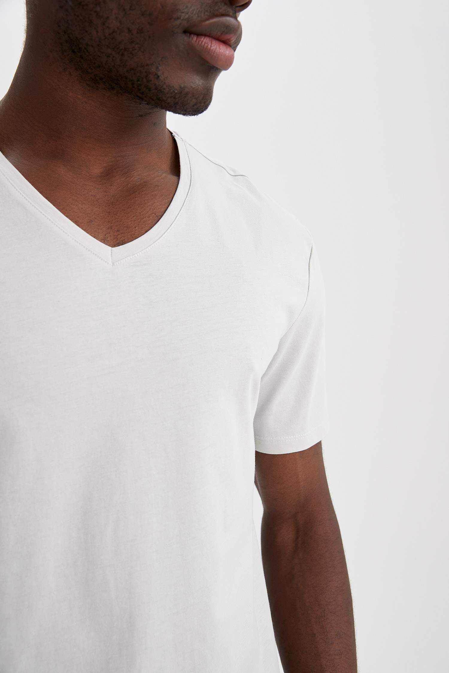 Slim Fit V Yaka Basic Tişört