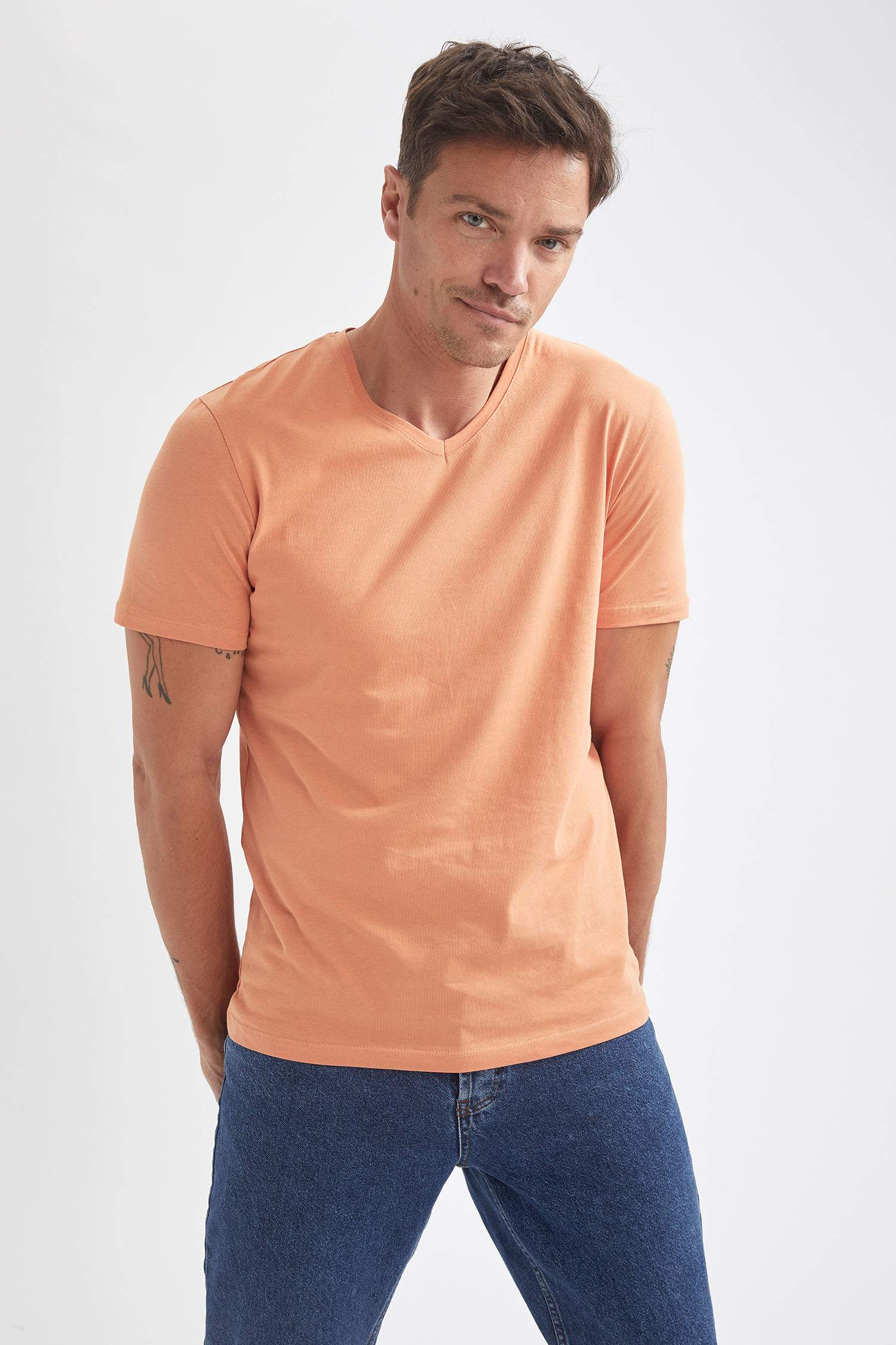 Slim Fit V Yaka Basic Tişört