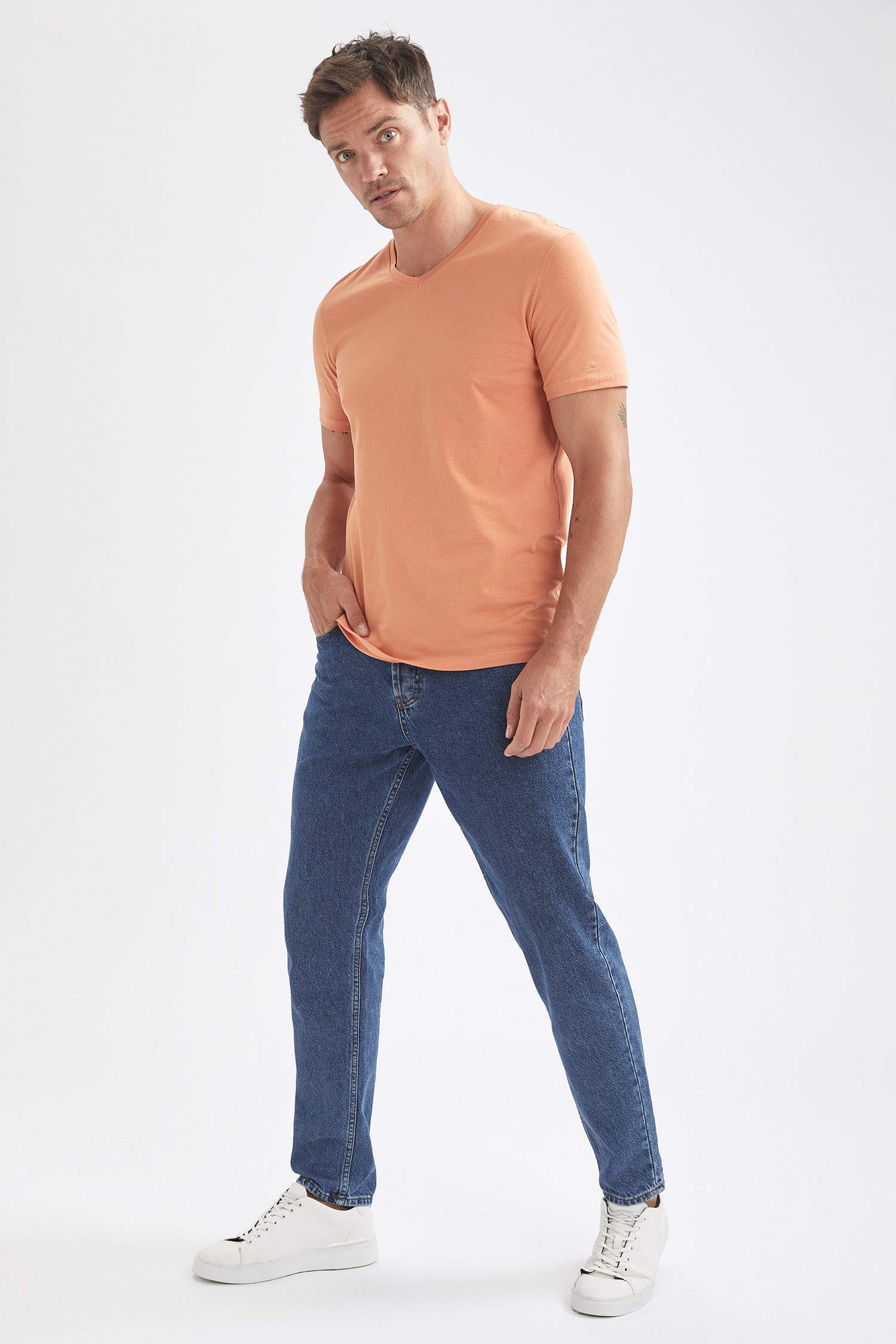 Slim Fit V Yaka Basic Tişört