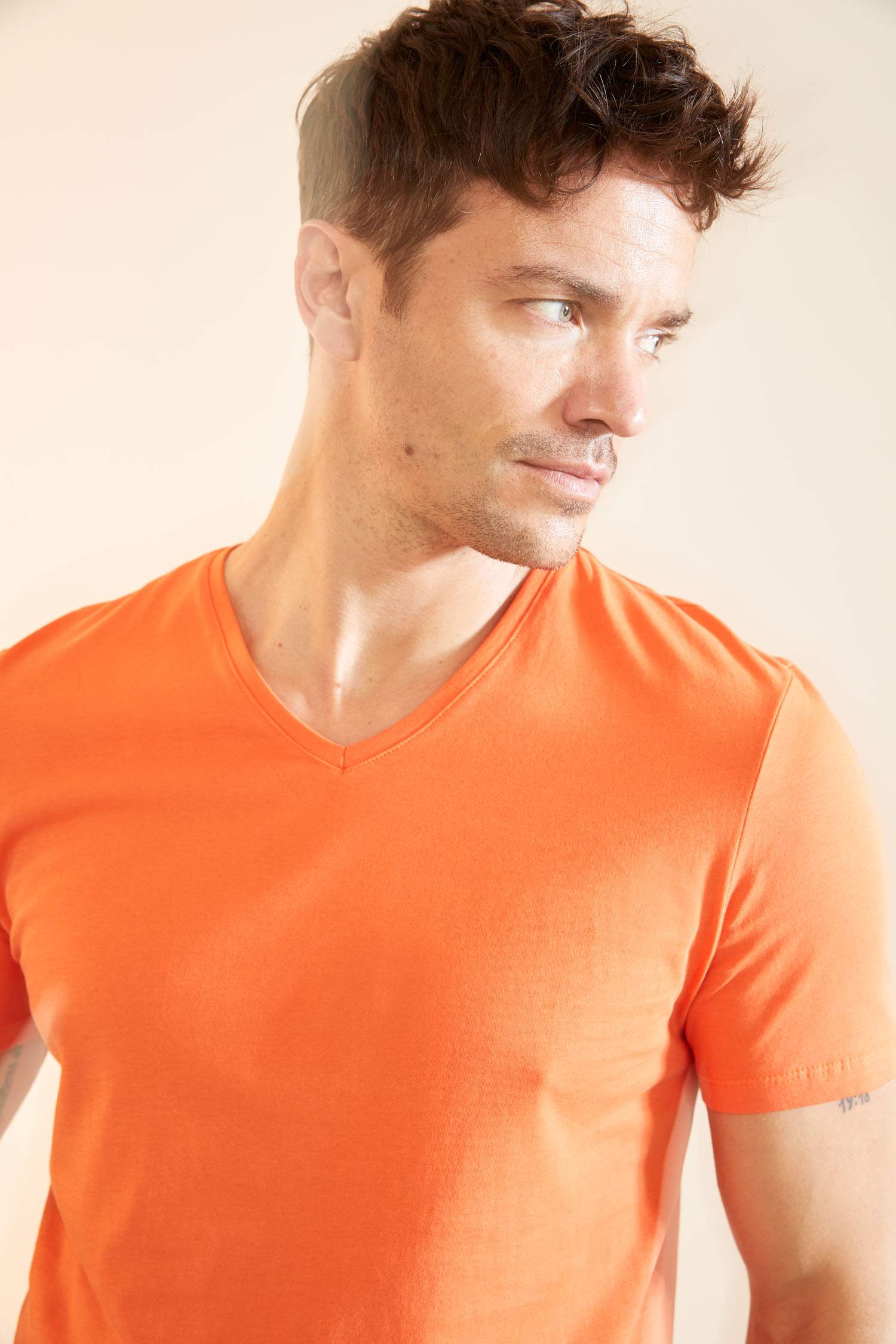 Slim Fit V Yaka Basic Tişört
