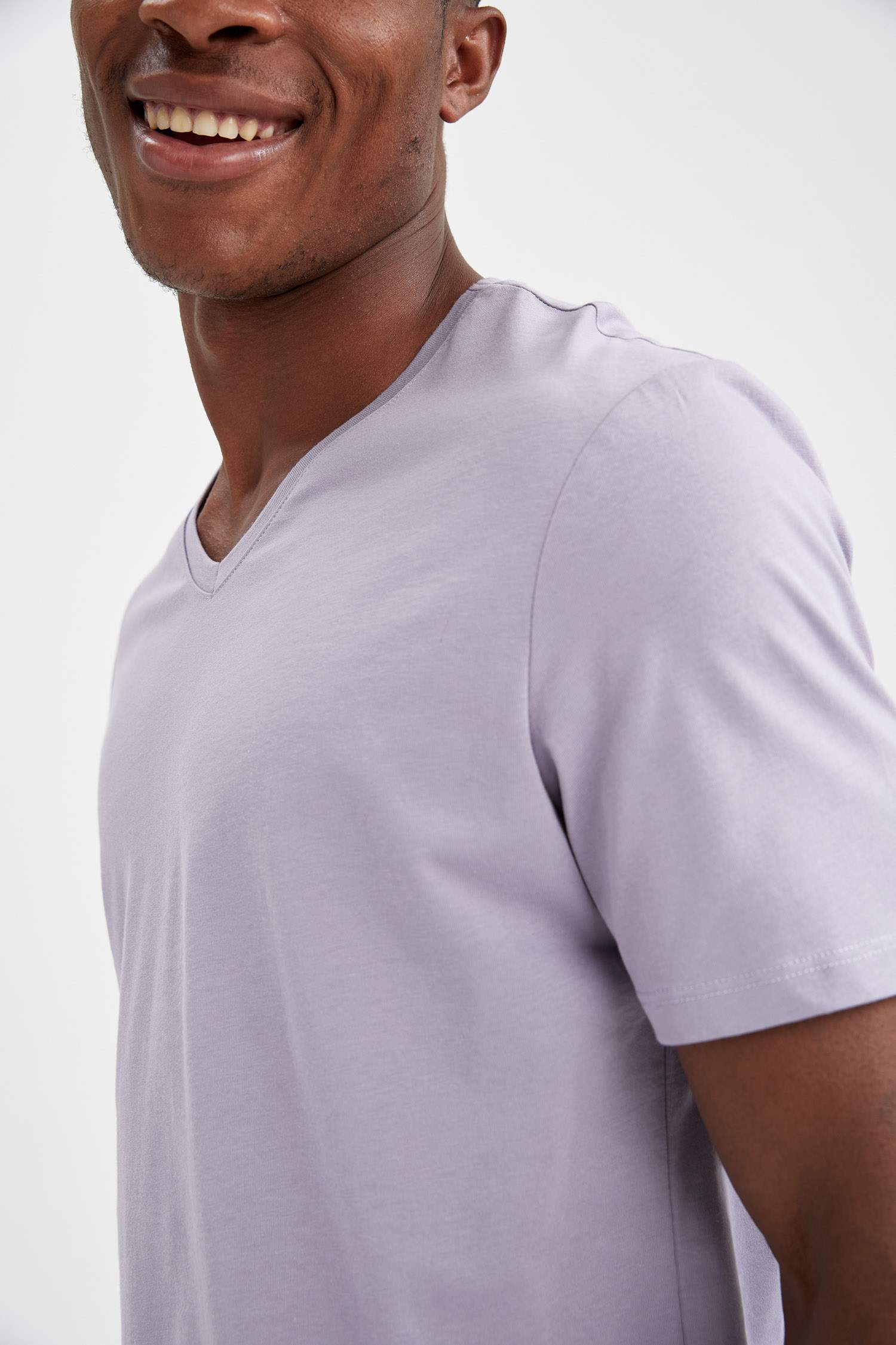 Slim Fit V Yaka Basic Tişört