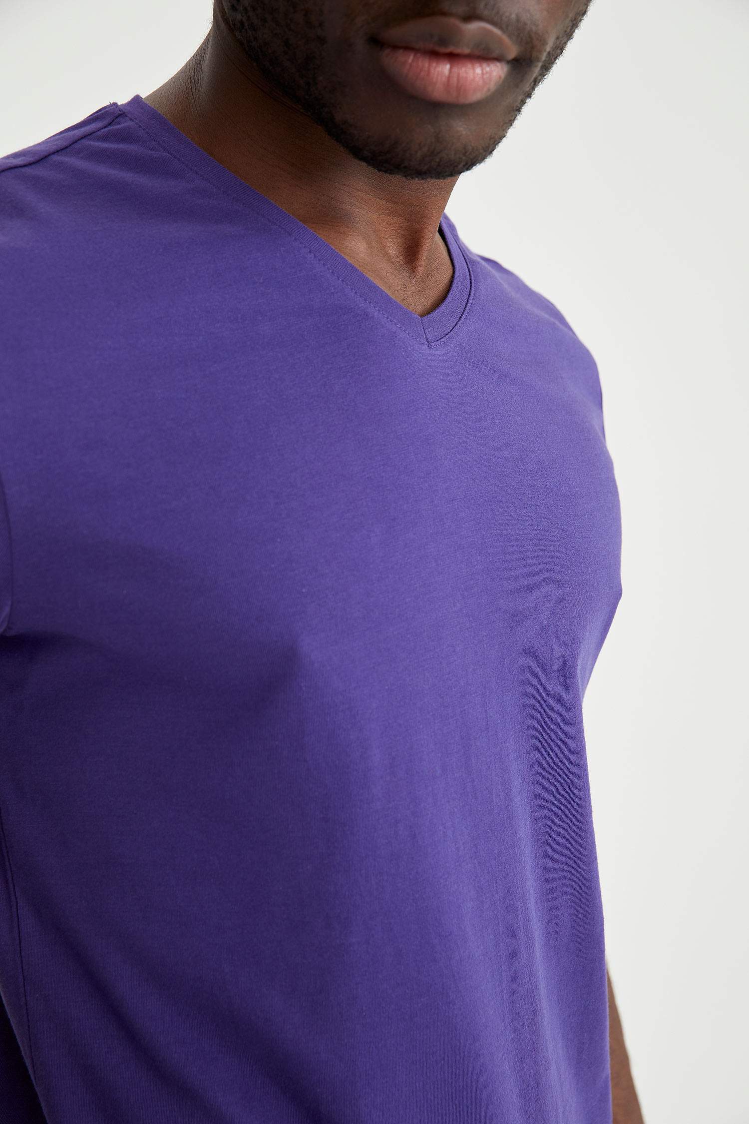 Slim Fit V Yaka Basic Tişört