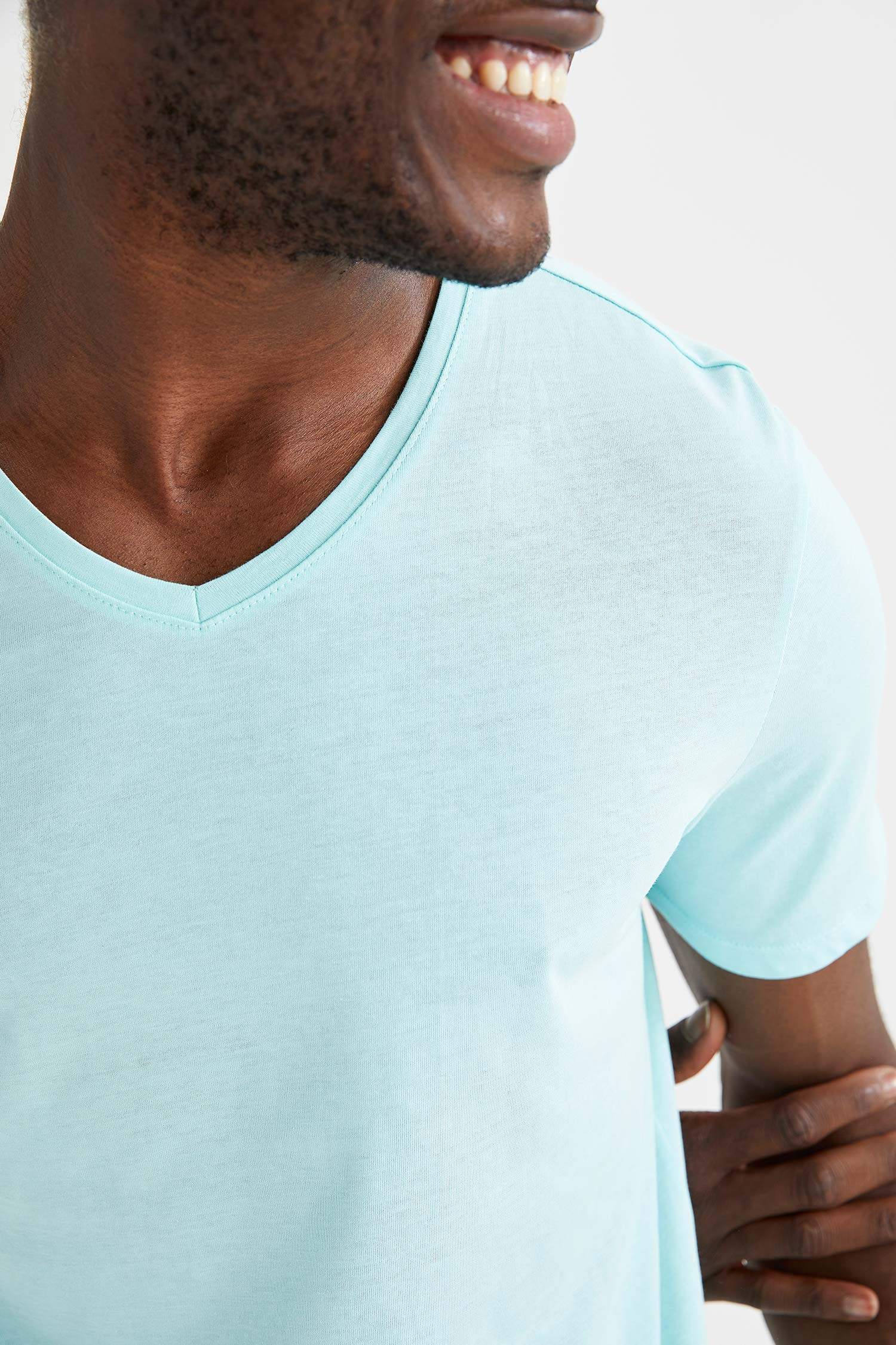 Slim Fit V Yaka Basic Tişört