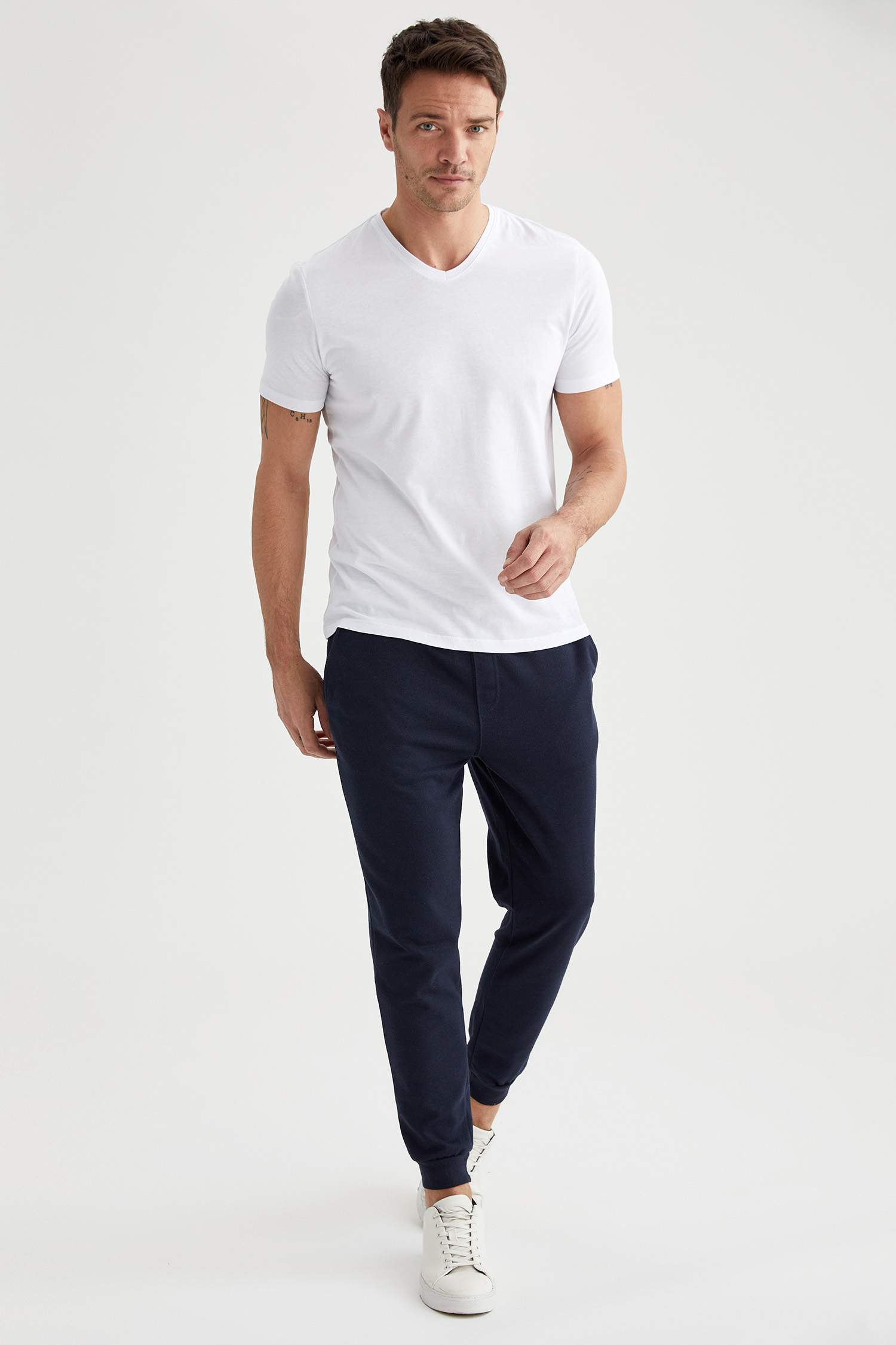 Slim Fit V Yaka Basic Beyaz Tişört