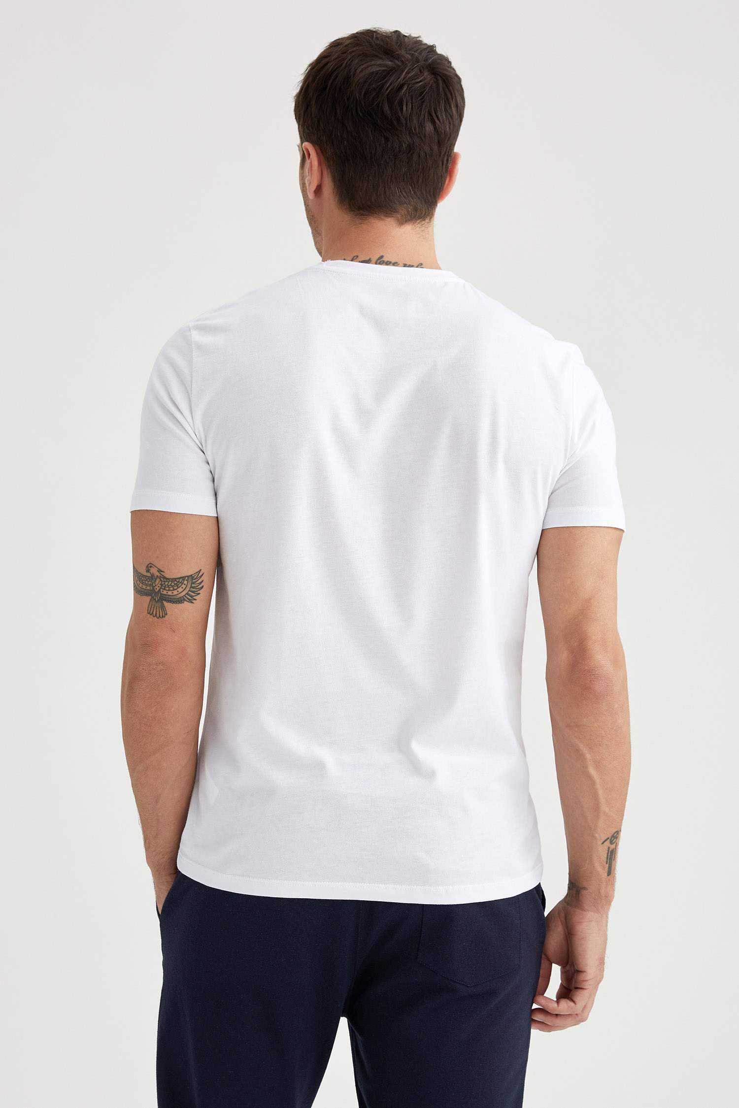 Slim Fit V Yaka Basic Beyaz Tişört