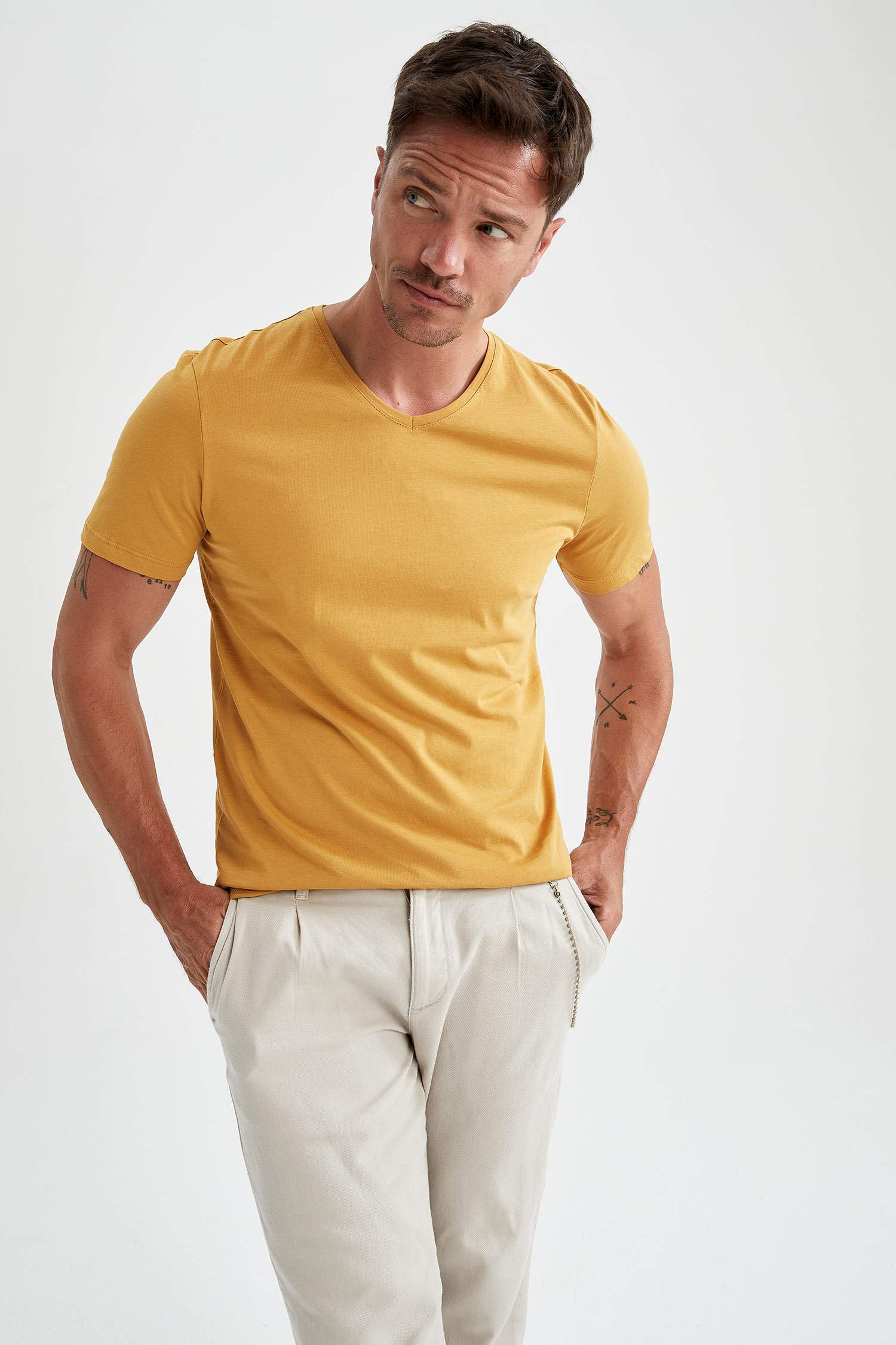 Slim Fit V Yaka Basic Tişört