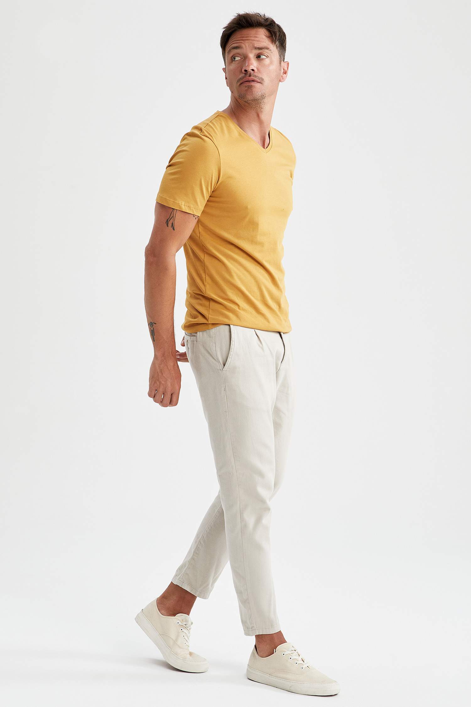 Slim Fit V Yaka Basic Tişört