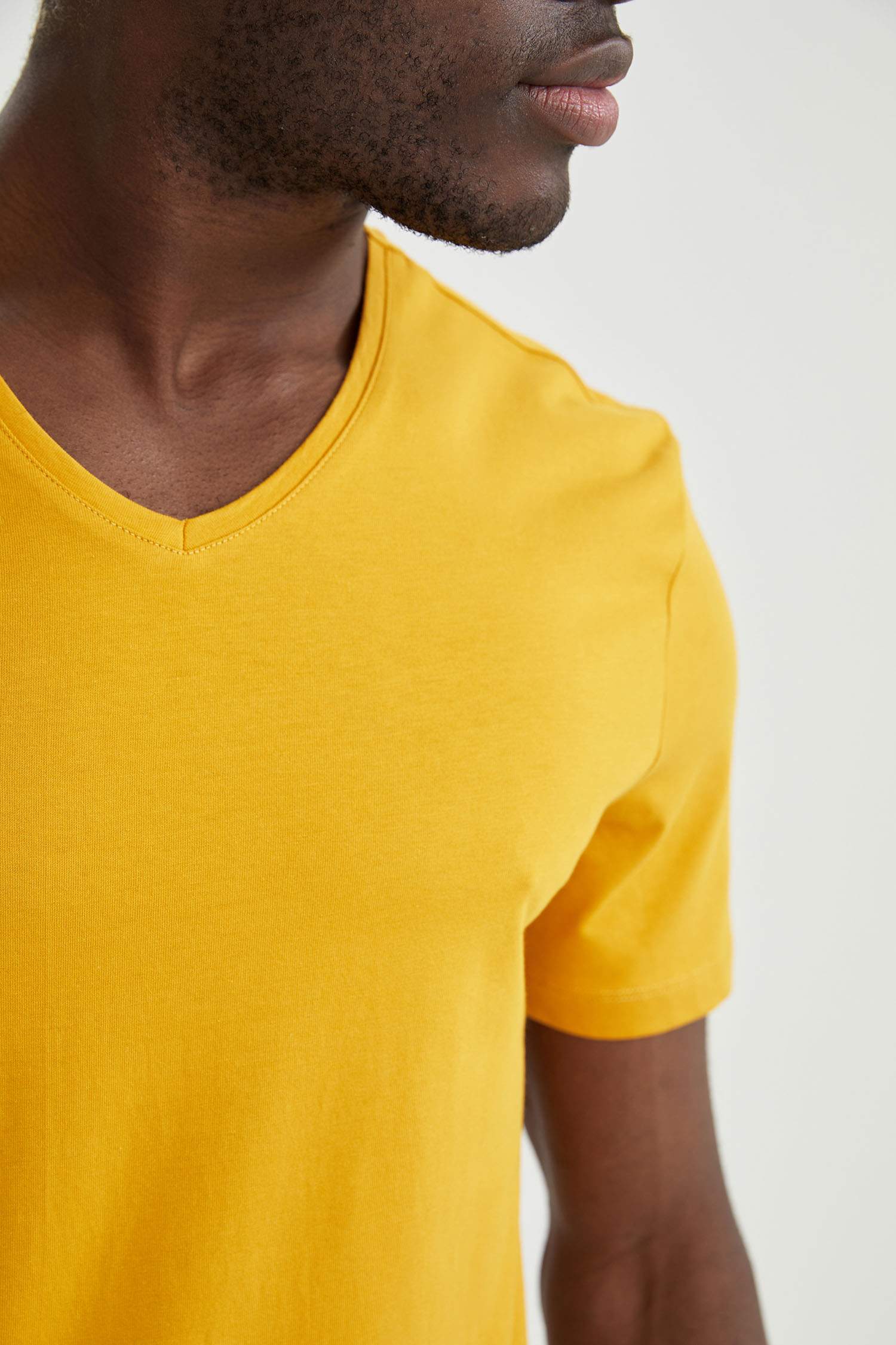 Slim Fit V Yaka Basic Tişört