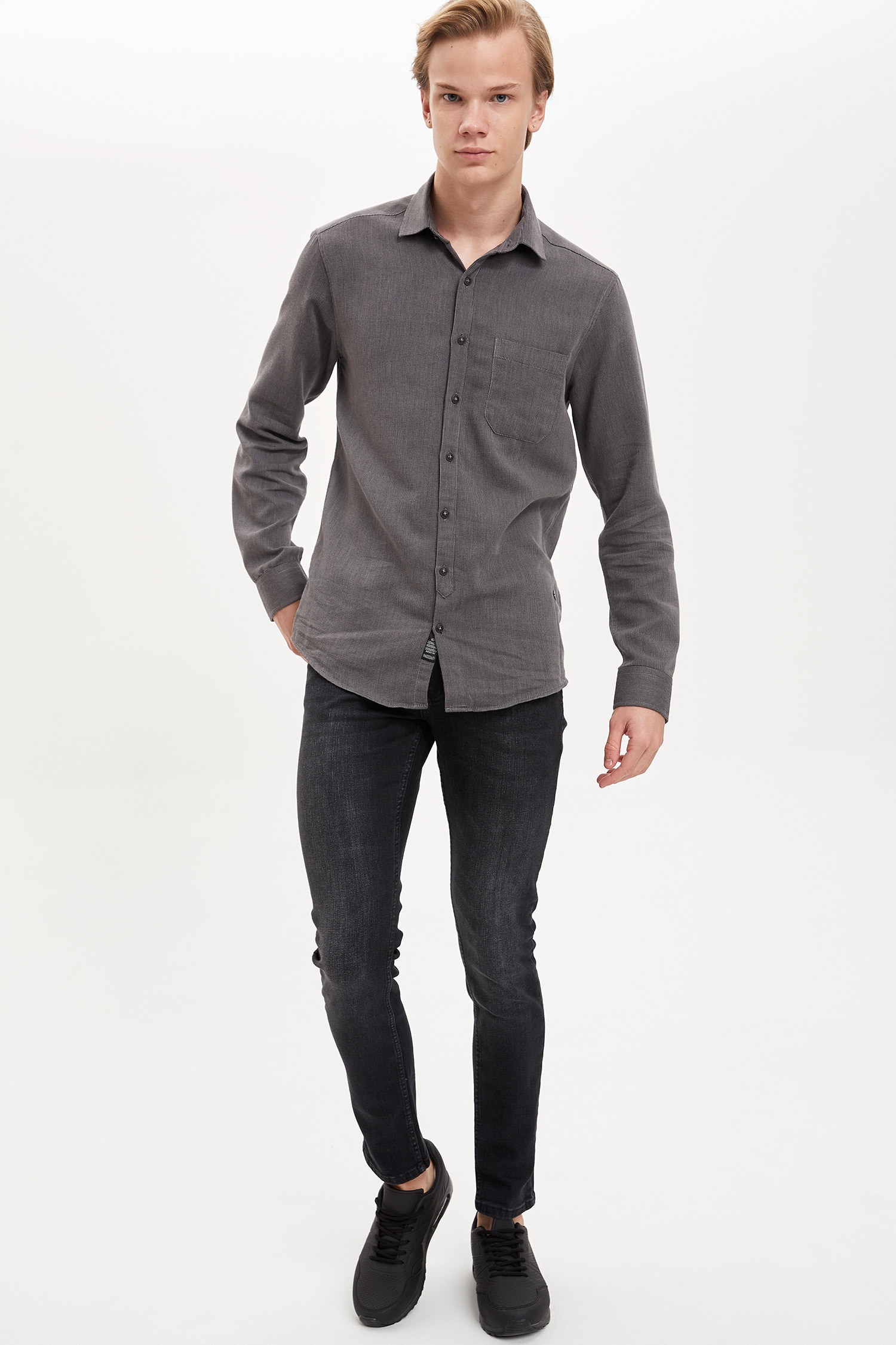 Defacto Slim Fit Tek Cepli Gömlek. 2 Defacto Slim Fit Tek Cepli Gömlek. 2