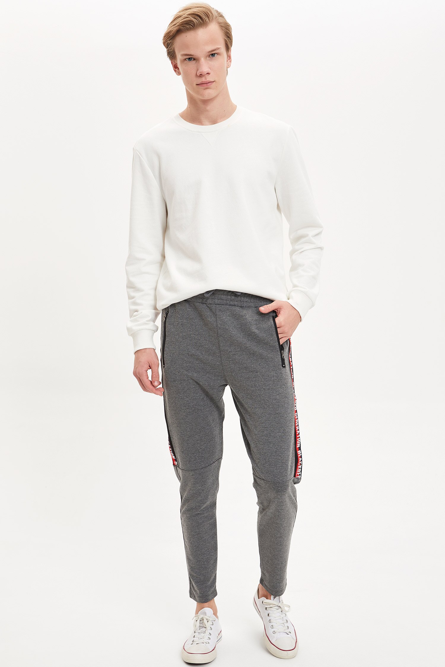 Defacto Slim Fit Yanı Şerit Baskı Detaylı Pantolon. 2 Defacto Slim Fit Yanı Şerit Baskı Detaylı Pantolon. 2