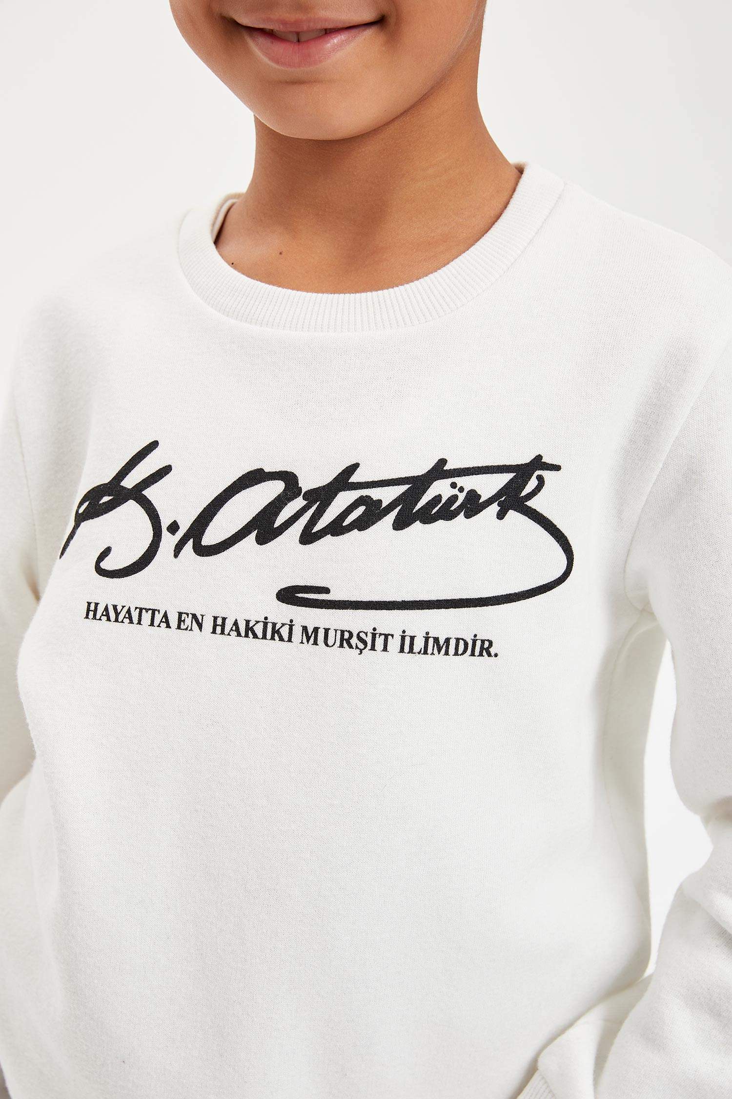 Defacto Atatürk Baskılı Sweatshirt. 3 Defacto Atatürk Baskılı Sweatshirt. 3