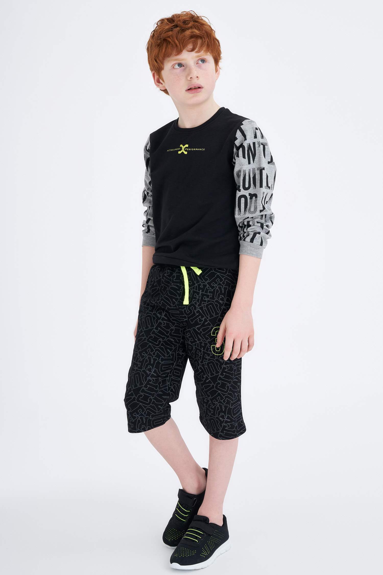 Erkek Çocuk Renk Bloklu Yazı Baskılı Sweatshirt