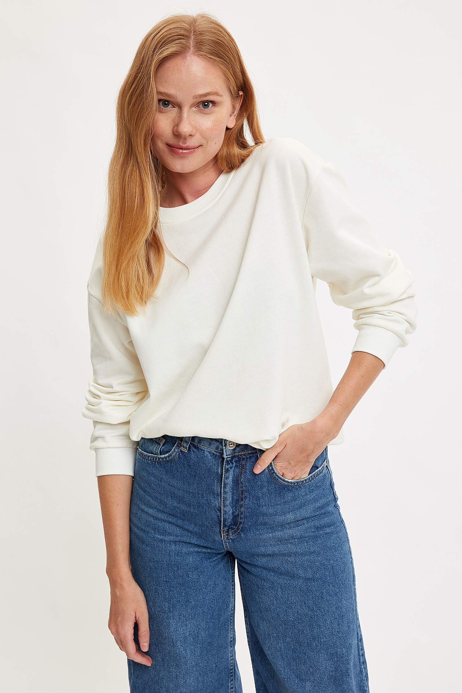 Basic Regular Fit Bisiklet Yaka Cepsiz Uzun Kollu Sweatshirt
