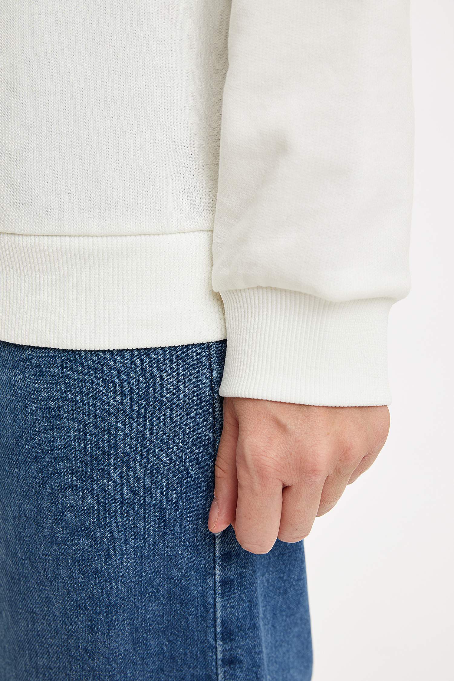 Basic Regular Fit Bisiklet Yaka Cepsiz Uzun Kollu Sweatshirt