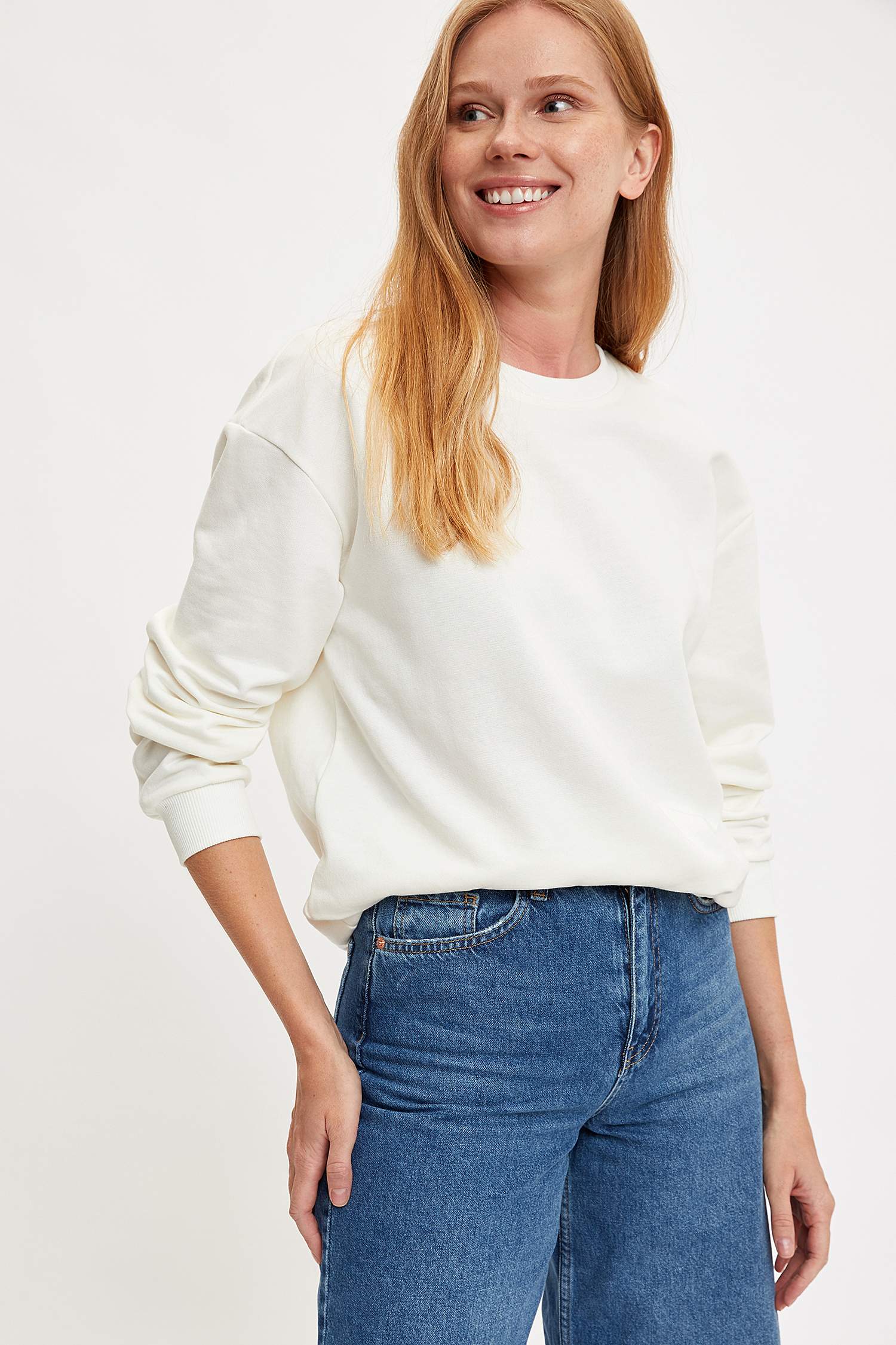 Basic Regular Fit Bisiklet Yaka Cepsiz Uzun Kollu Sweatshirt