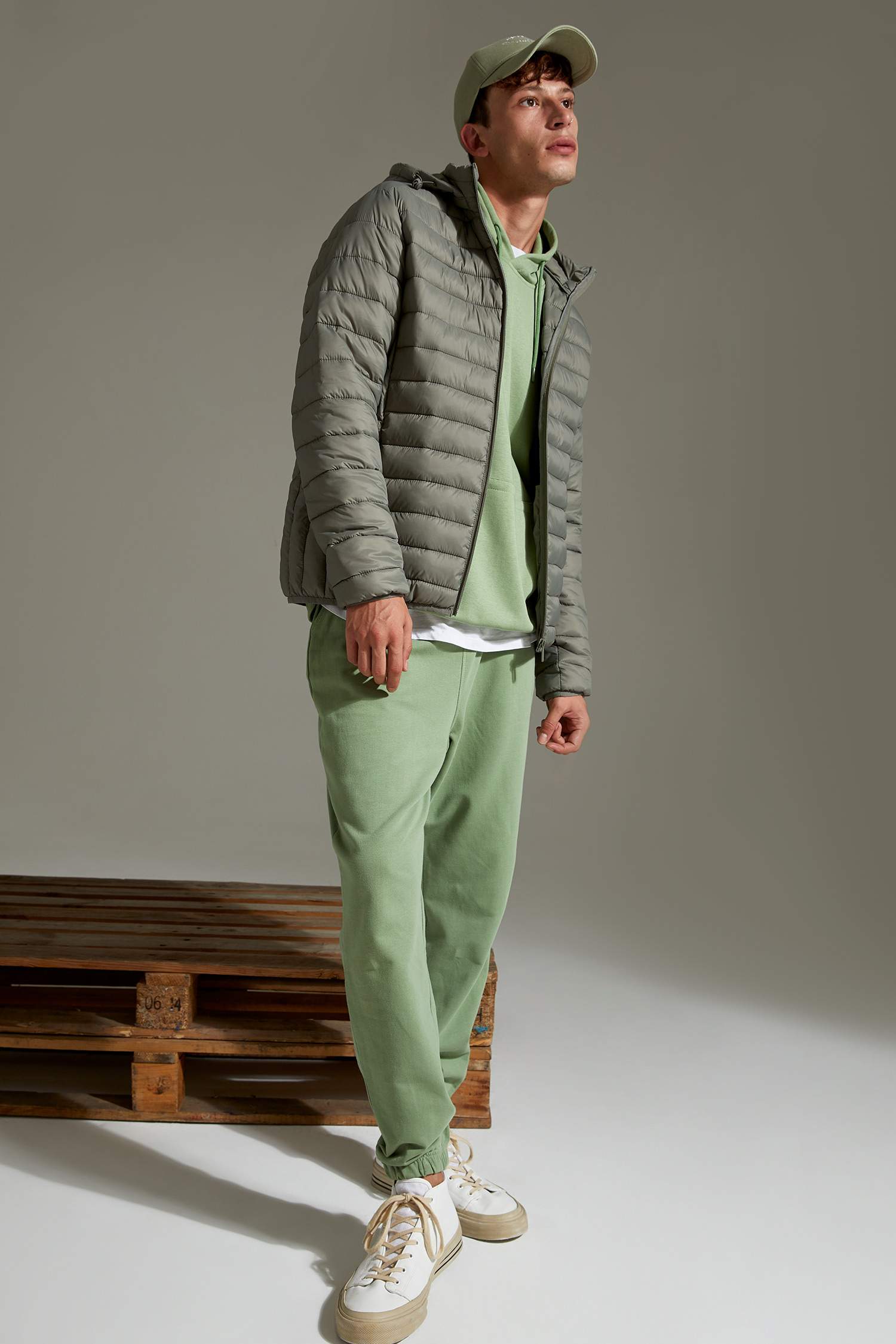 Slim Fit Kapüşonlu Şişme Mont