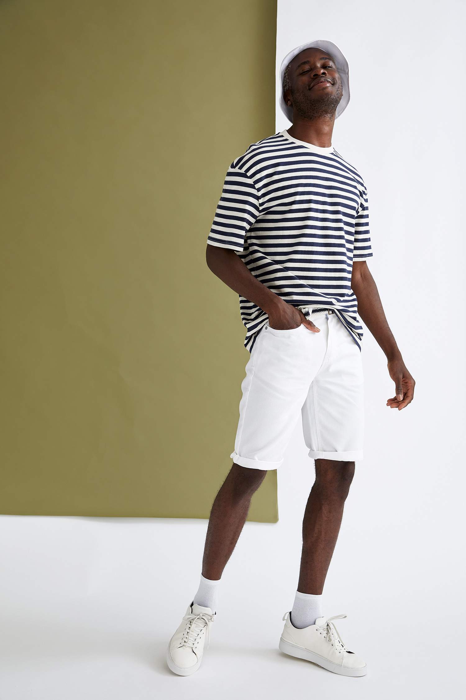 Slim Fit Kemerli Bermuda Şort